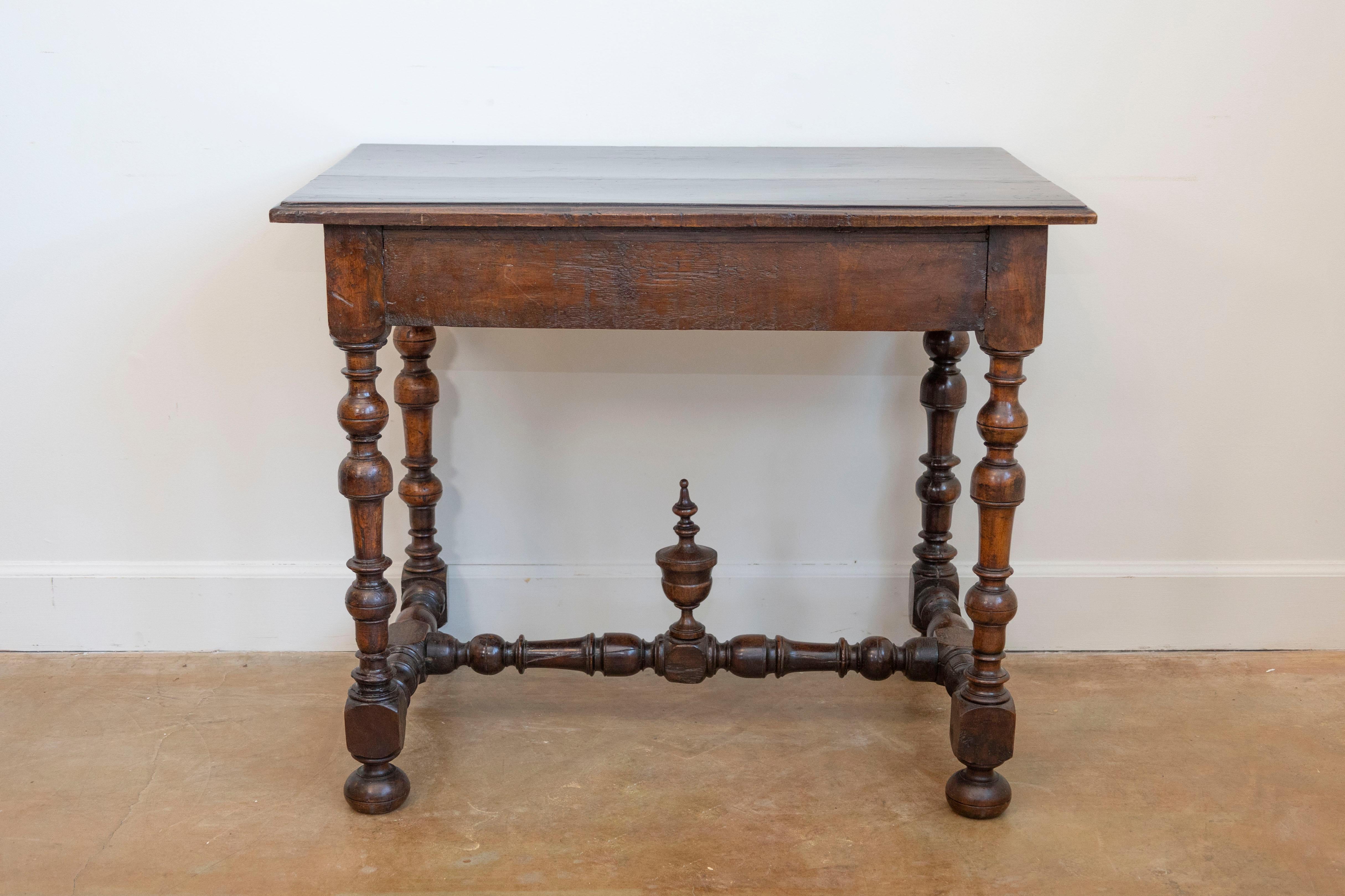 Table d'appoint française d'époque Louis XIII en noyer avec pieds à balustre et fleuron sculpté en vente 3