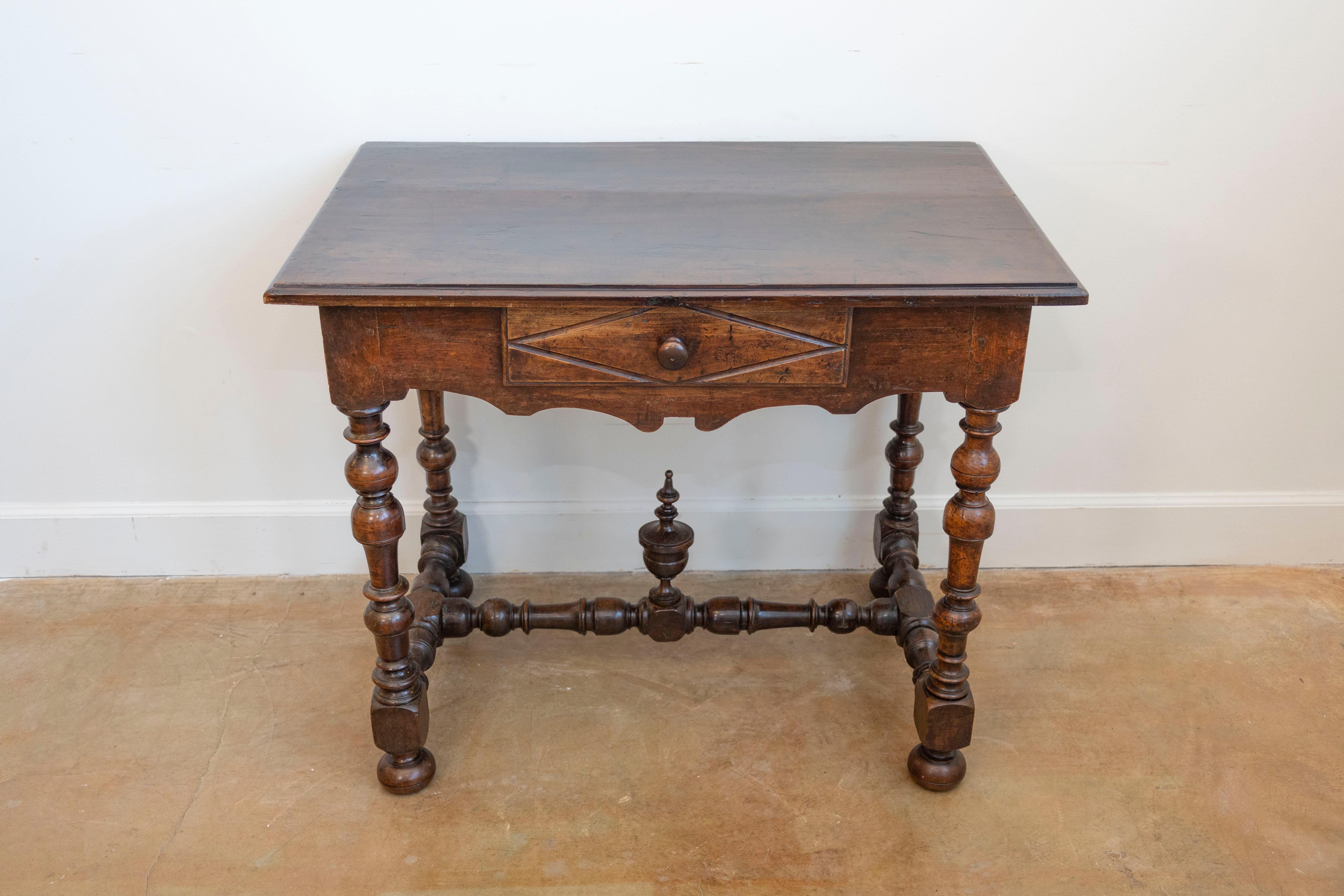 Table d'appoint en noyer d'époque Louis XIII, datant du XVIIe siècle, avec un seul tiroir, un motif de diamant sculpté, des pieds balustres tournés, une traverse de style similaire avec un fleuron sculpté et montée sur des pieds en forme de chignon.