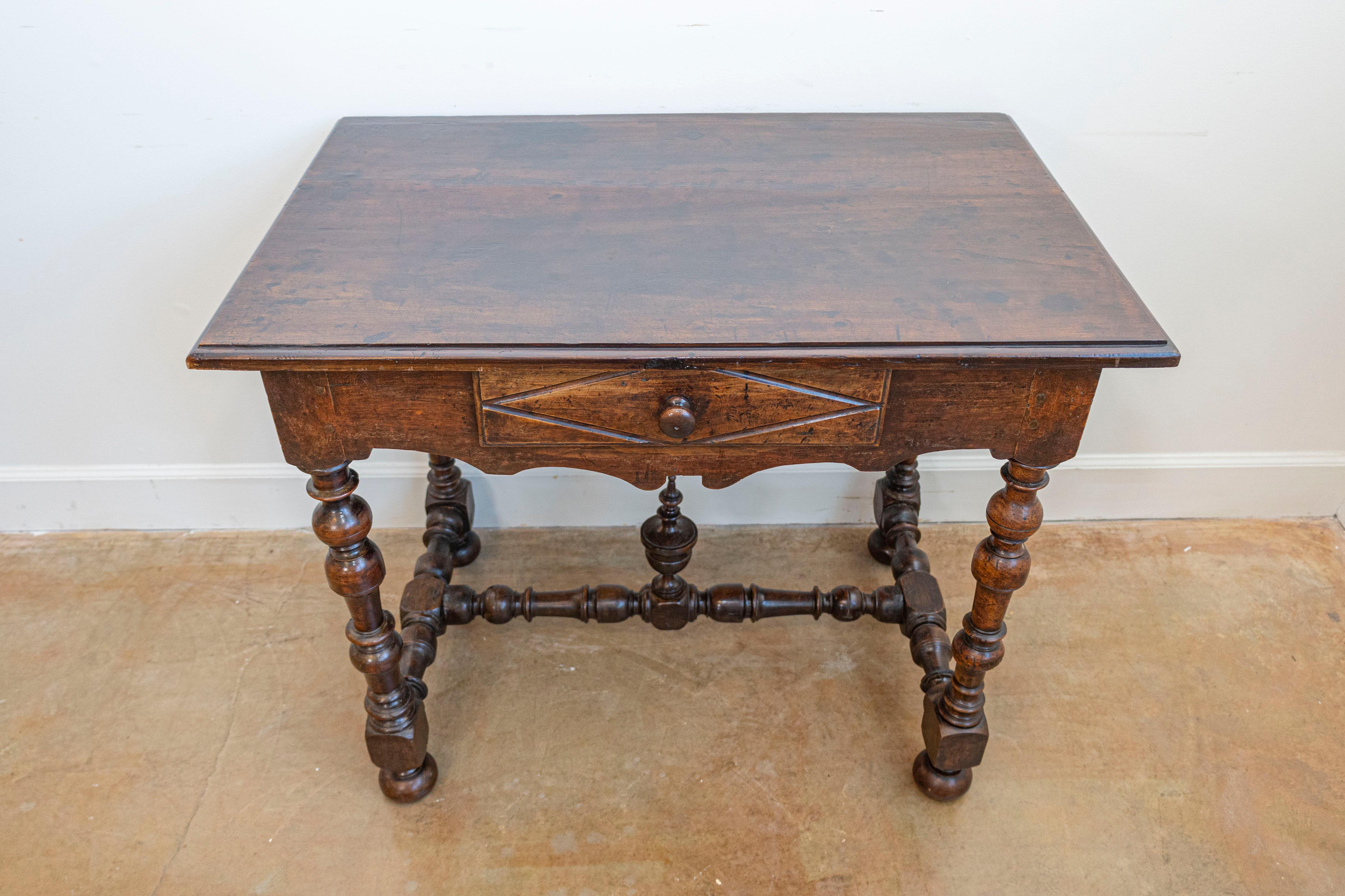 Français Table d'appoint française d'époque Louis XIII en noyer avec pieds à balustre et fleuron sculpté en vente