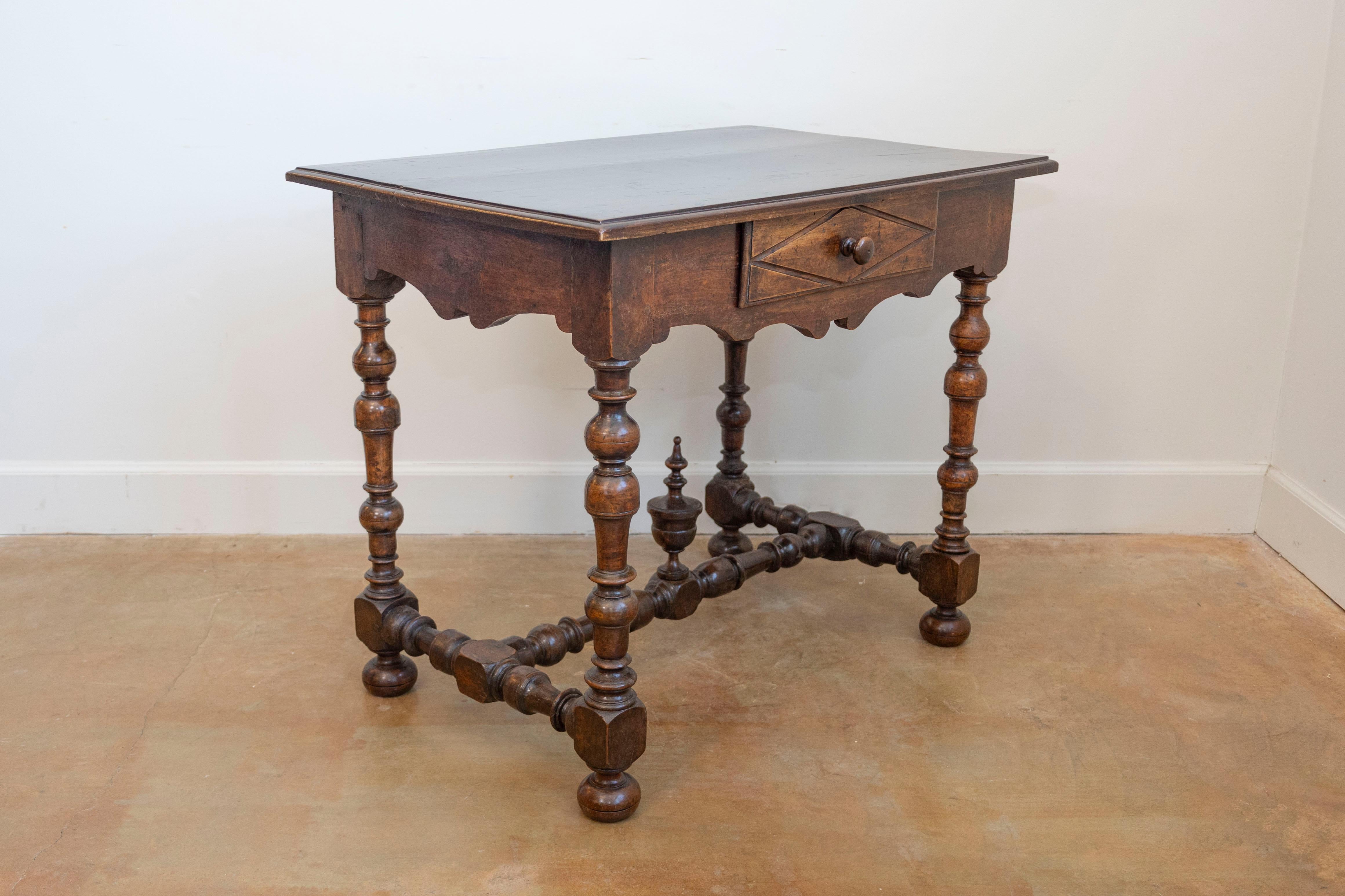 Sculpté Table d'appoint française d'époque Louis XIII en noyer avec pieds à balustre et fleuron sculpté en vente