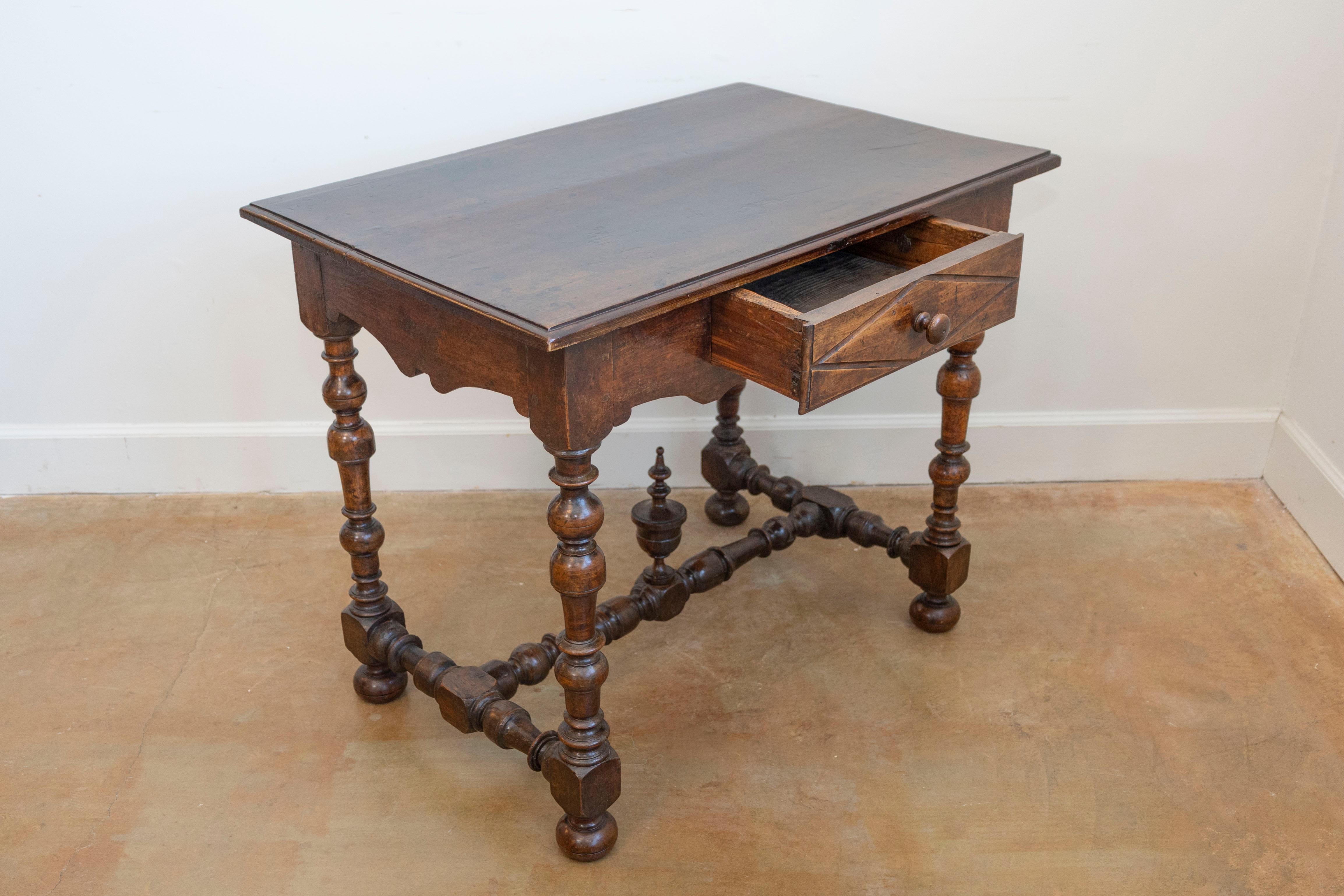 Table d'appoint française d'époque Louis XIII en noyer avec pieds à balustre et fleuron sculpté Bon état - En vente à Atlanta, GA