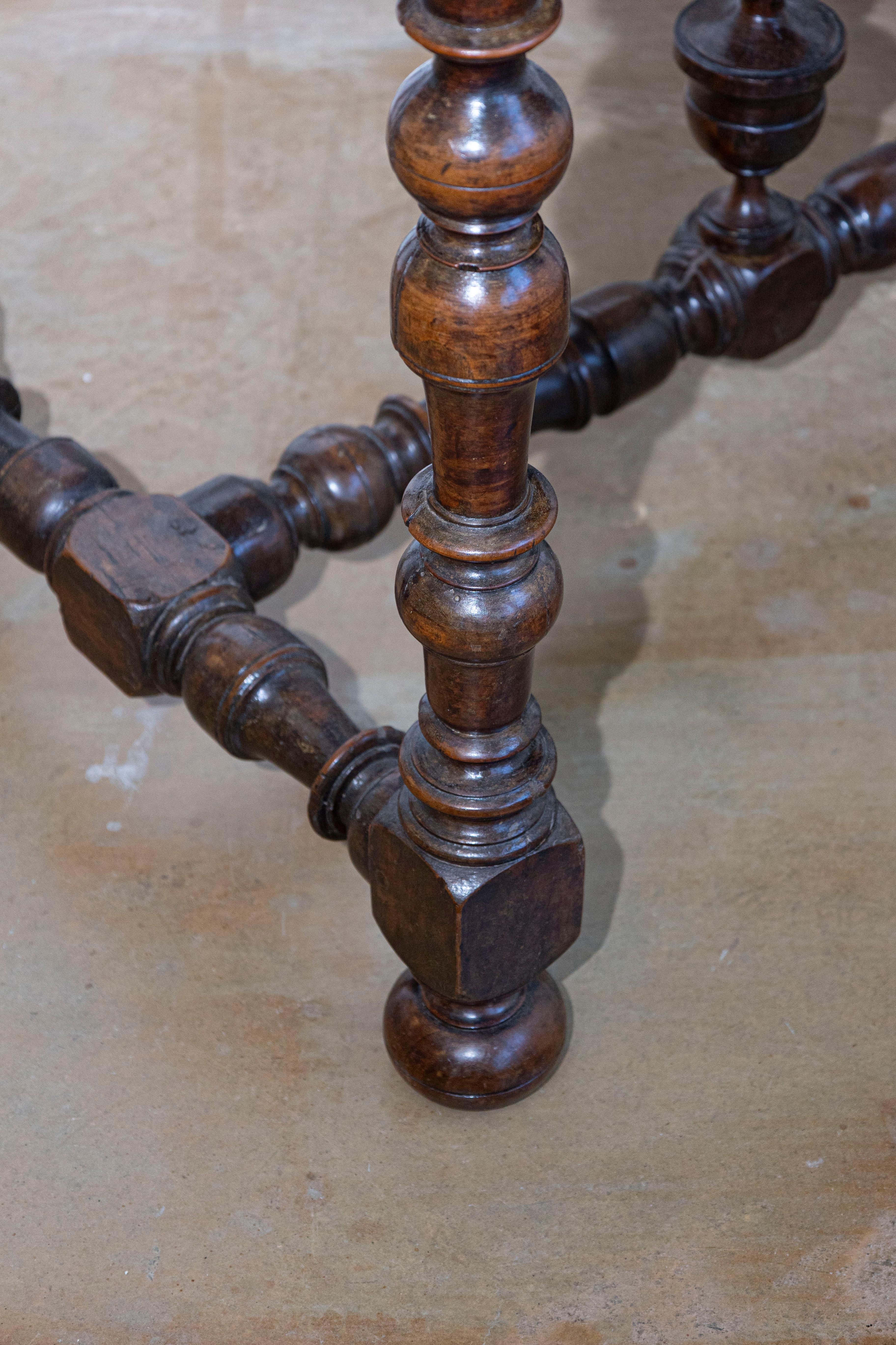 XVIIIe siècle et antérieur Table d'appoint française d'époque Louis XIII en noyer avec pieds à balustre et fleuron sculpté en vente