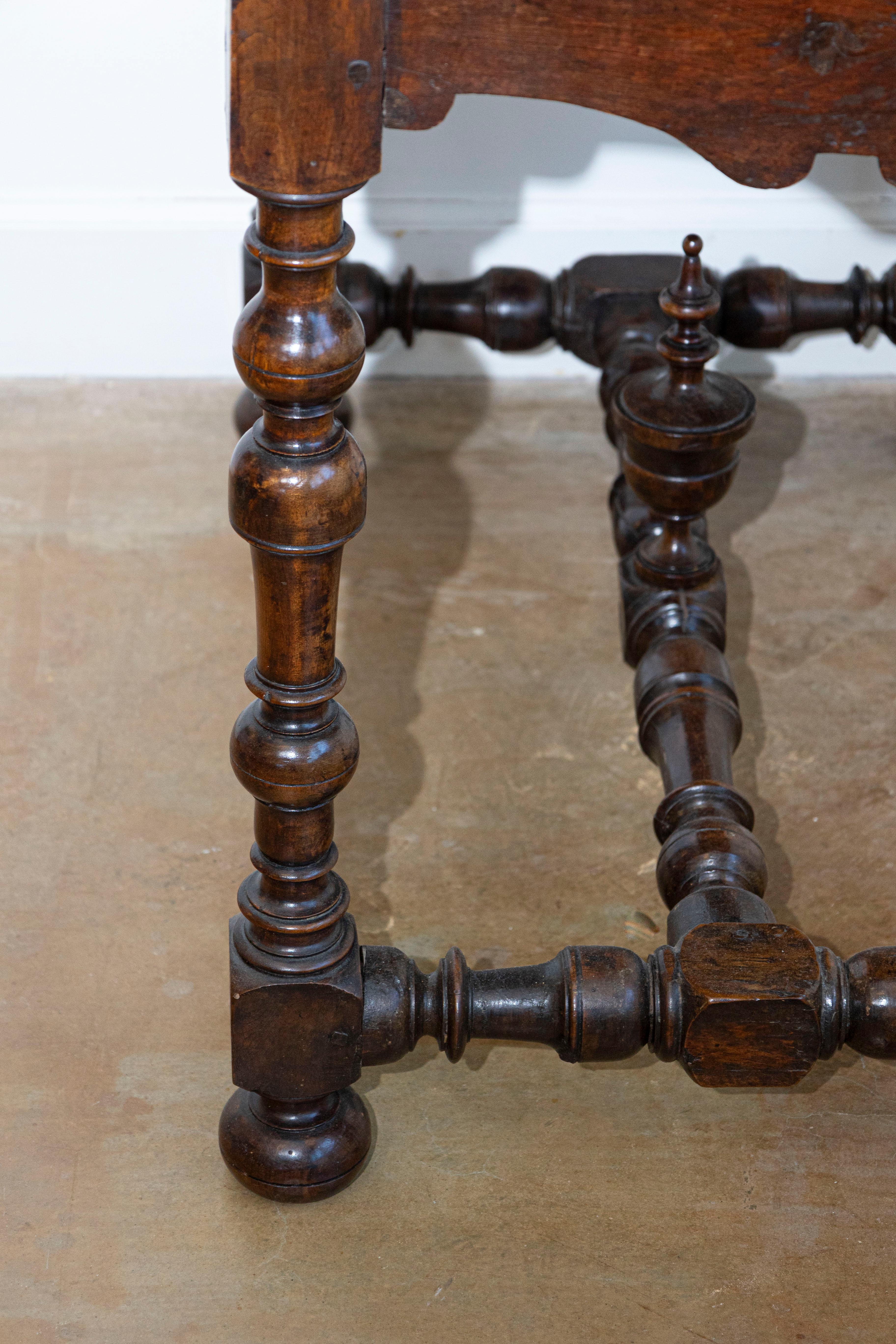 Noyer Table d'appoint française d'époque Louis XIII en noyer avec pieds à balustre et fleuron sculpté en vente