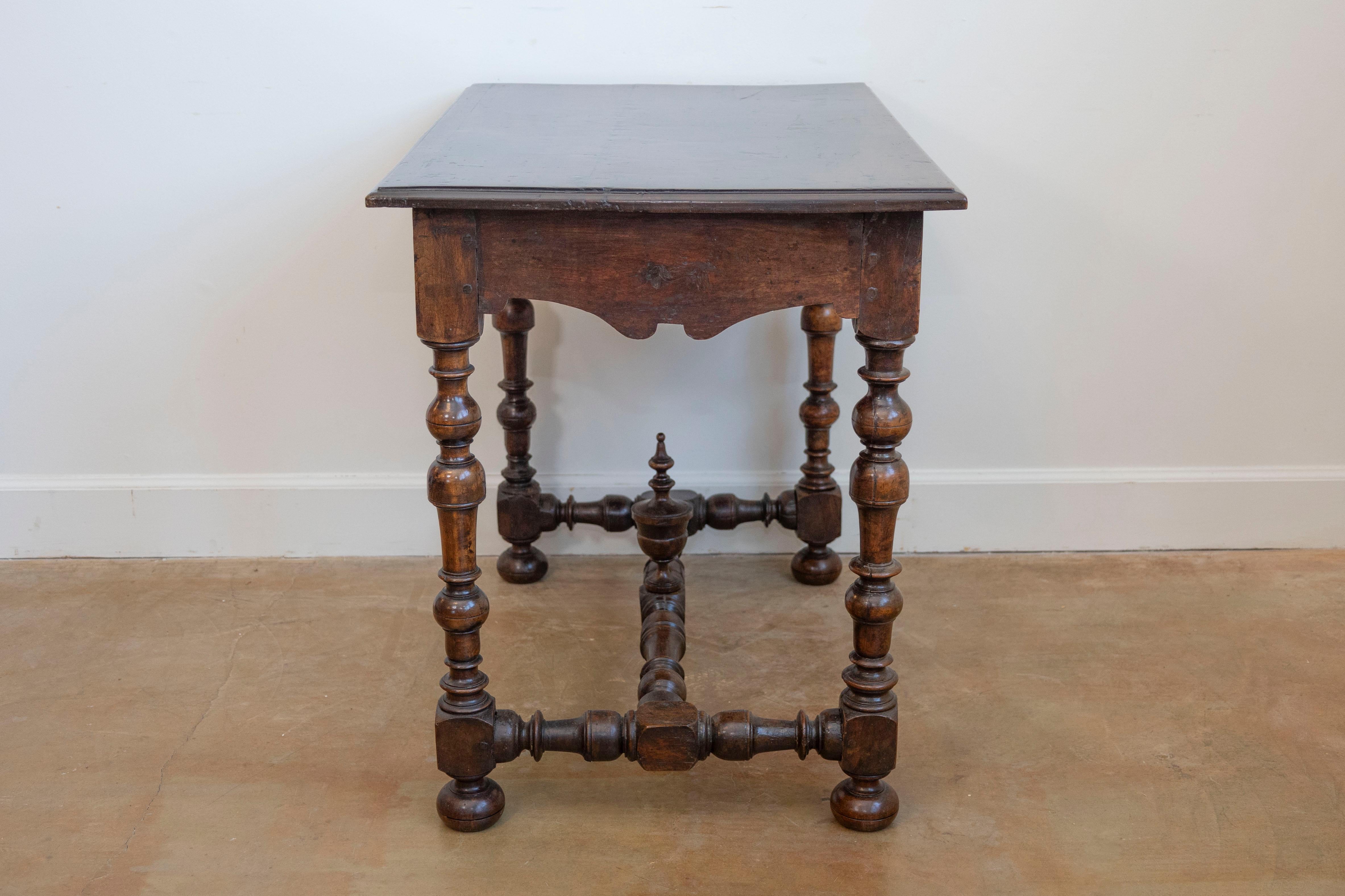 Table d'appoint française d'époque Louis XIII en noyer avec pieds à balustre et fleuron sculpté en vente 1