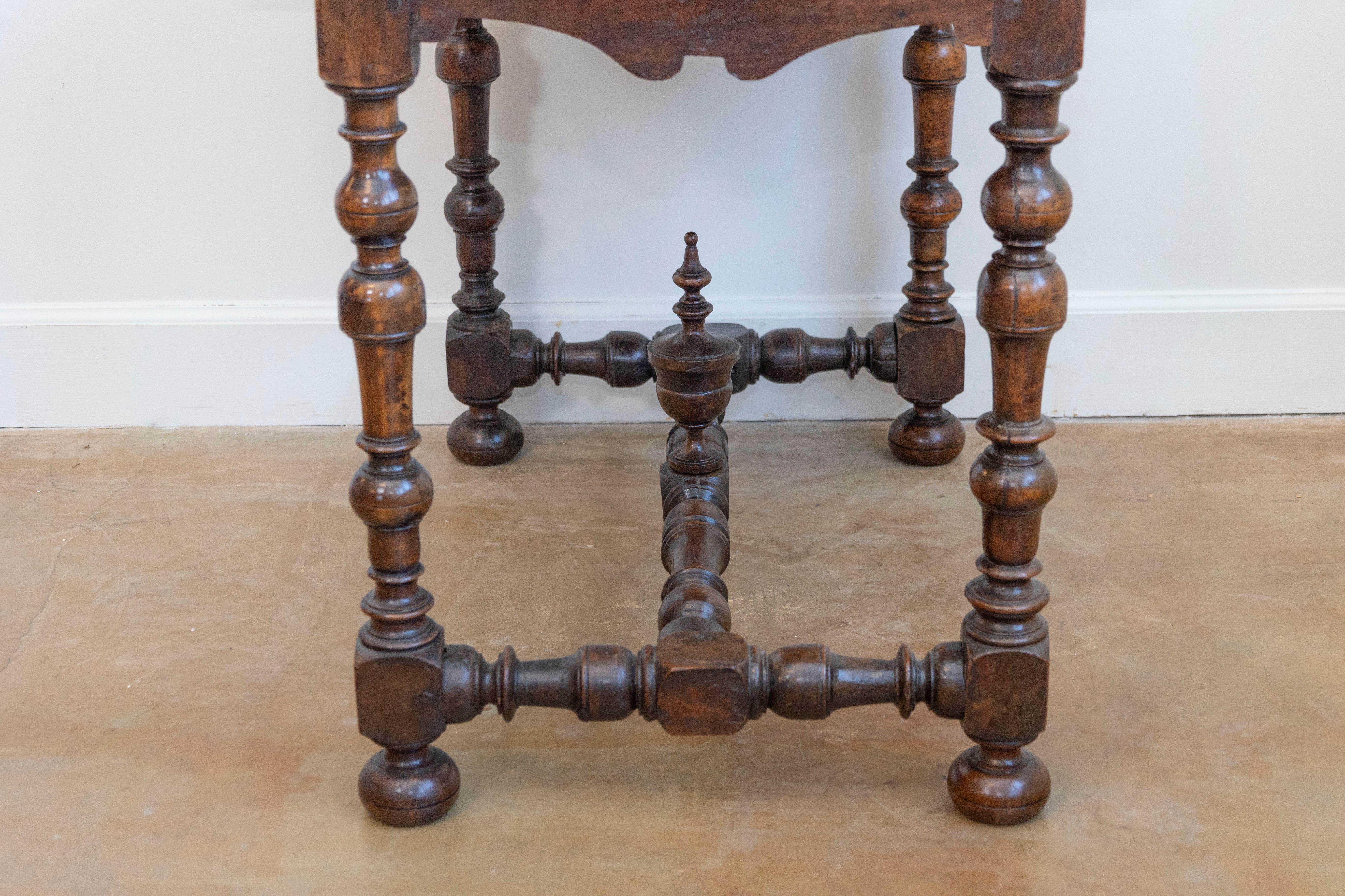Table d'appoint française d'époque Louis XIII en noyer avec pieds à balustre et fleuron sculpté en vente 2