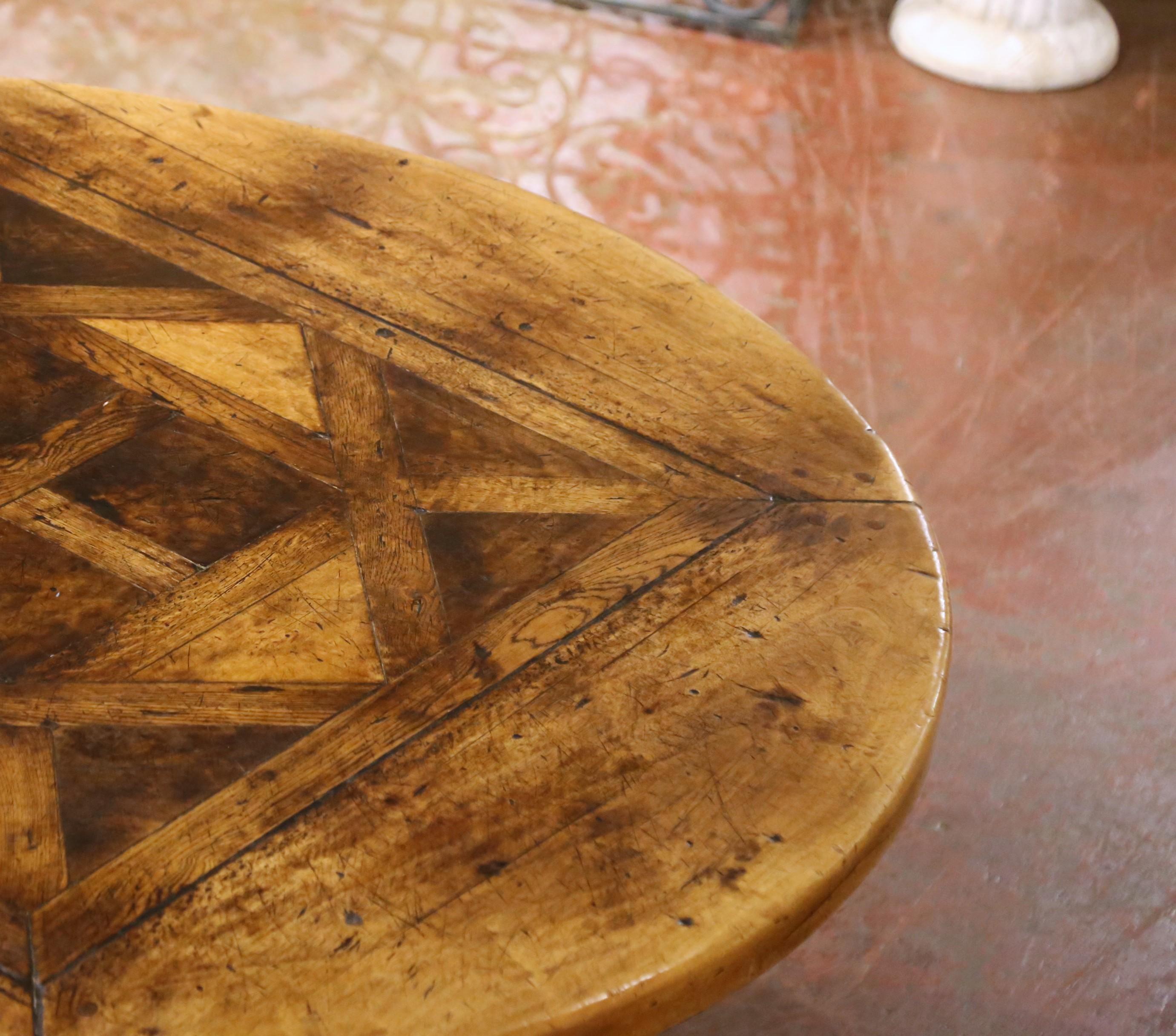 French Louis XIII Round Inlaid Walnut, Chestnut and Oak Dining Table on Pedestal For Sale 5