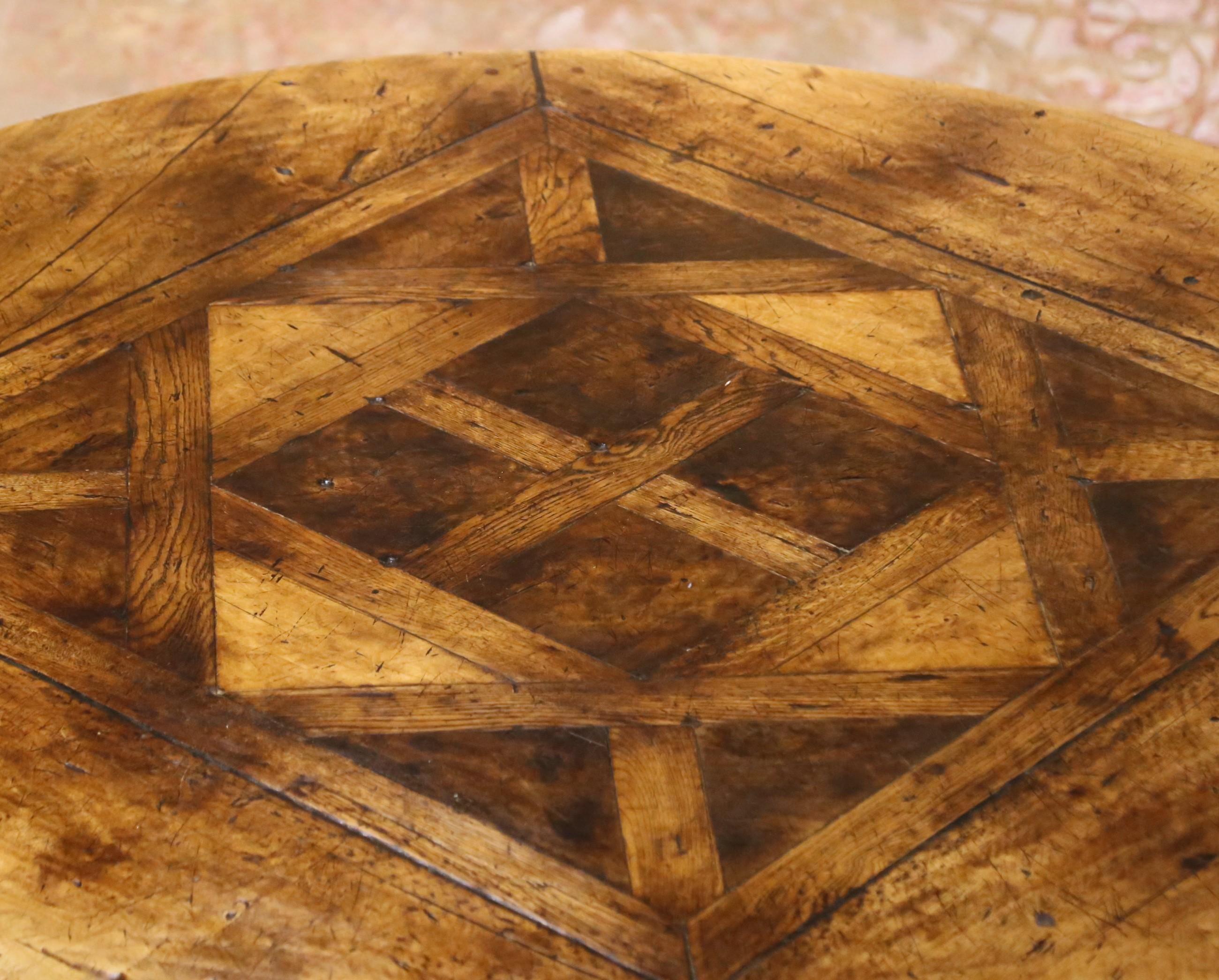 French Louis XIII Round Inlaid Walnut, Chestnut and Oak Dining Table on Pedestal For Sale 6