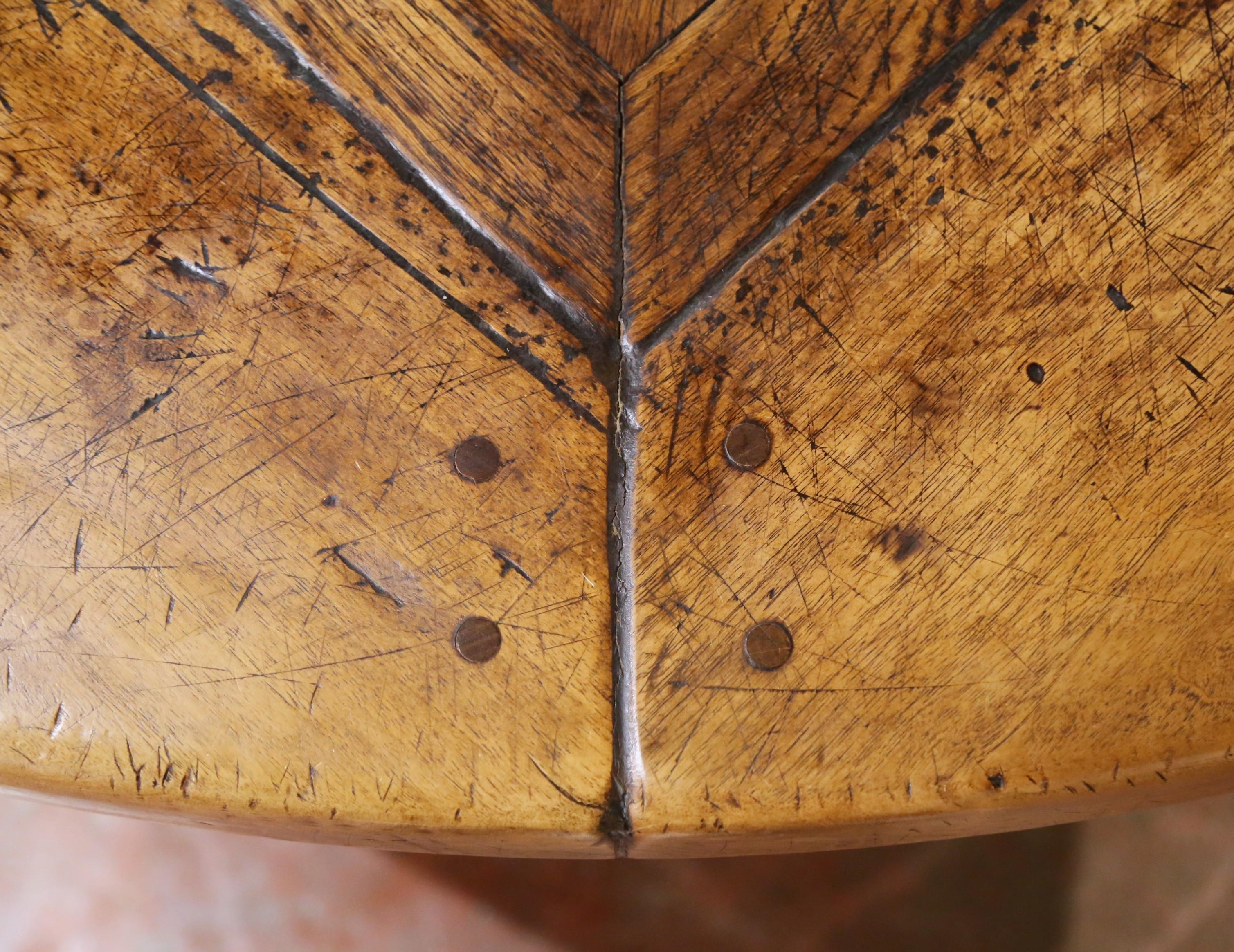 French Louis XIII Round Inlaid Walnut, Chestnut and Oak Dining Table on Pedestal For Sale 7
