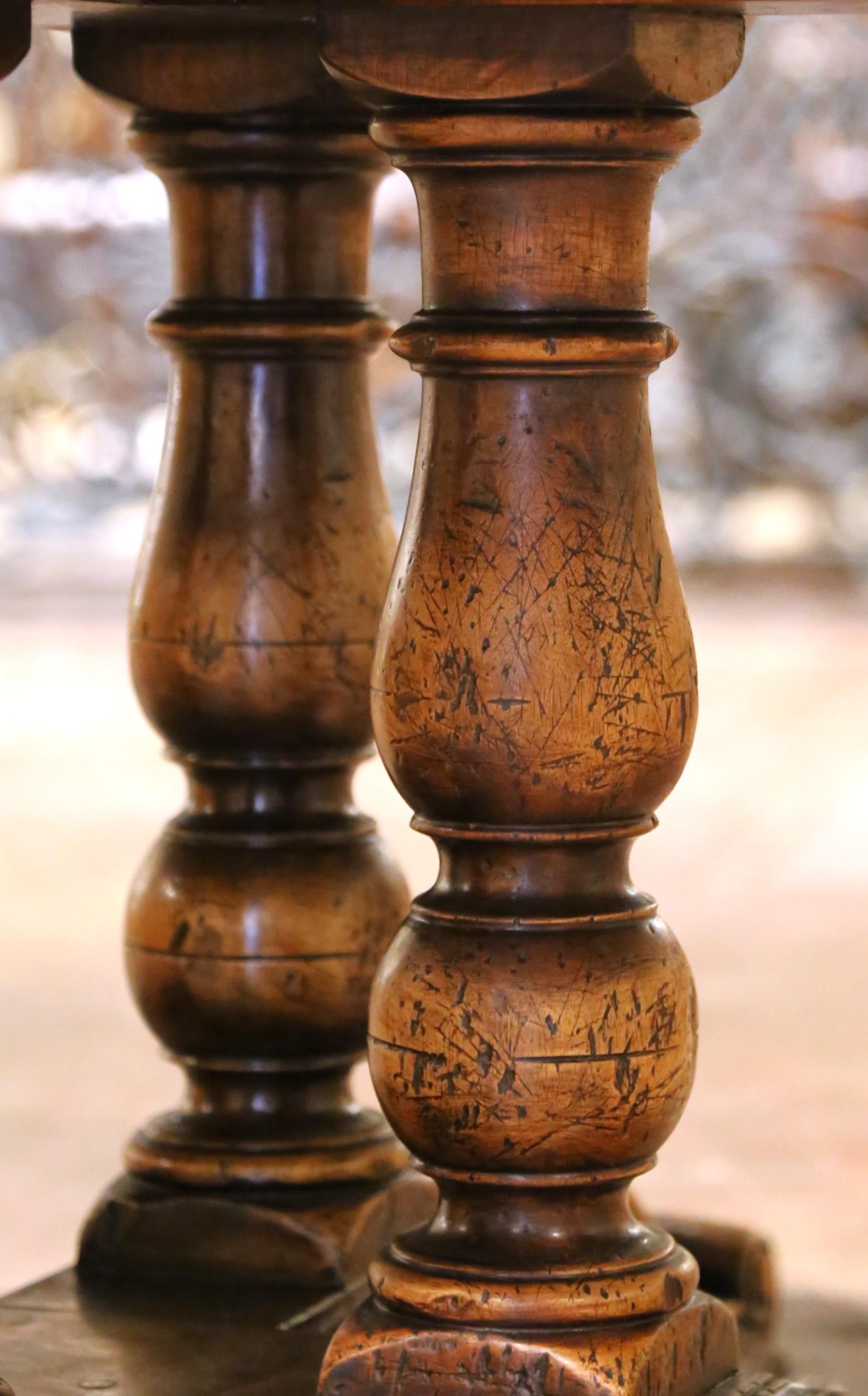 French Louis XIII Round Inlaid Walnut, Chestnut and Oak Dining Table on Pedestal In Excellent Condition For Sale In Dallas, TX
