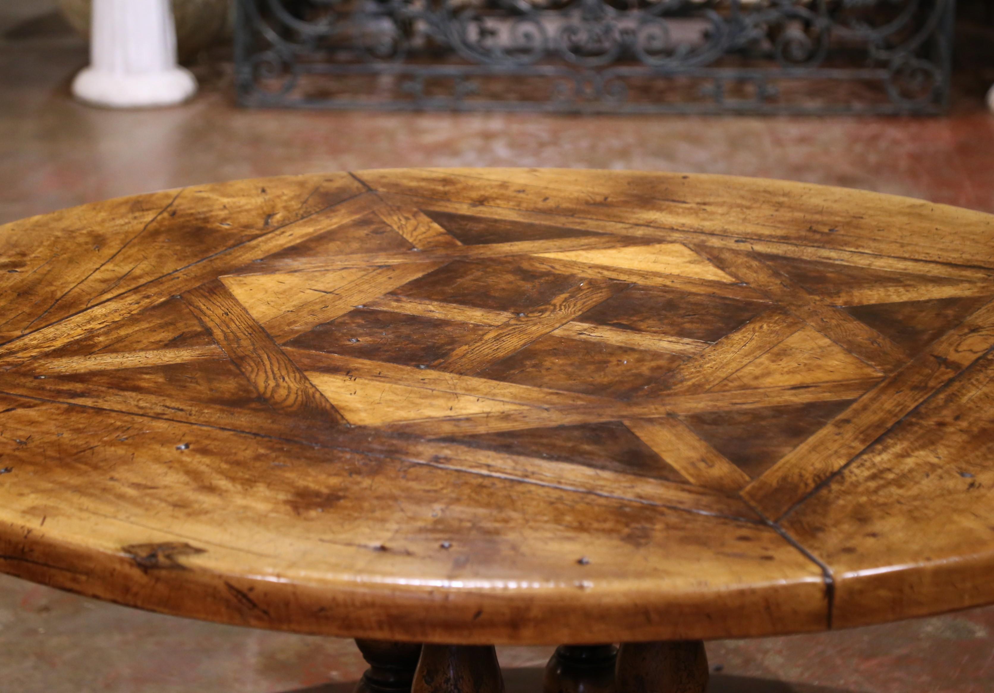 French Louis XIII Round Inlaid Walnut, Chestnut and Oak Dining Table on Pedestal For Sale 2