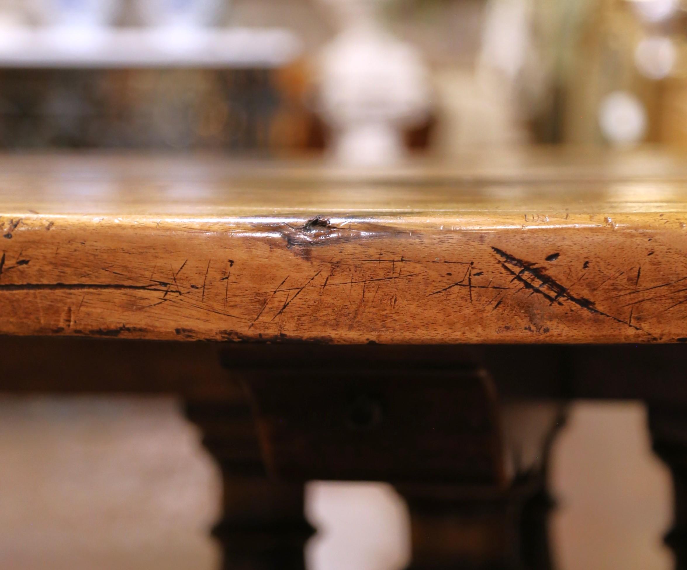 French Louis XIII Round Inlaid Walnut, Chestnut and Oak Dining Table on Pedestal For Sale 3