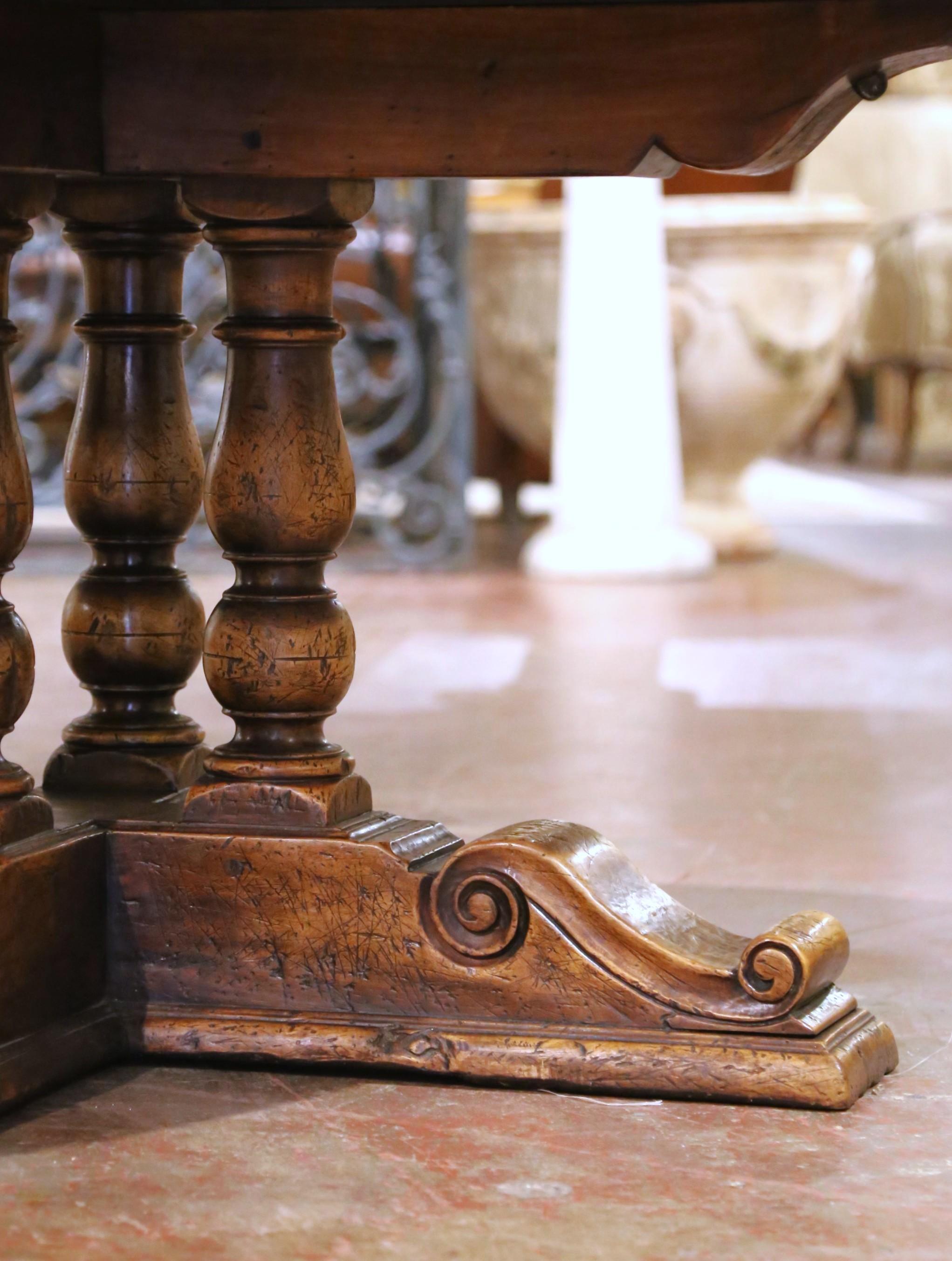 French Louis XIII Round Inlaid Walnut, Chestnut and Oak Dining Table on Pedestal For Sale 4