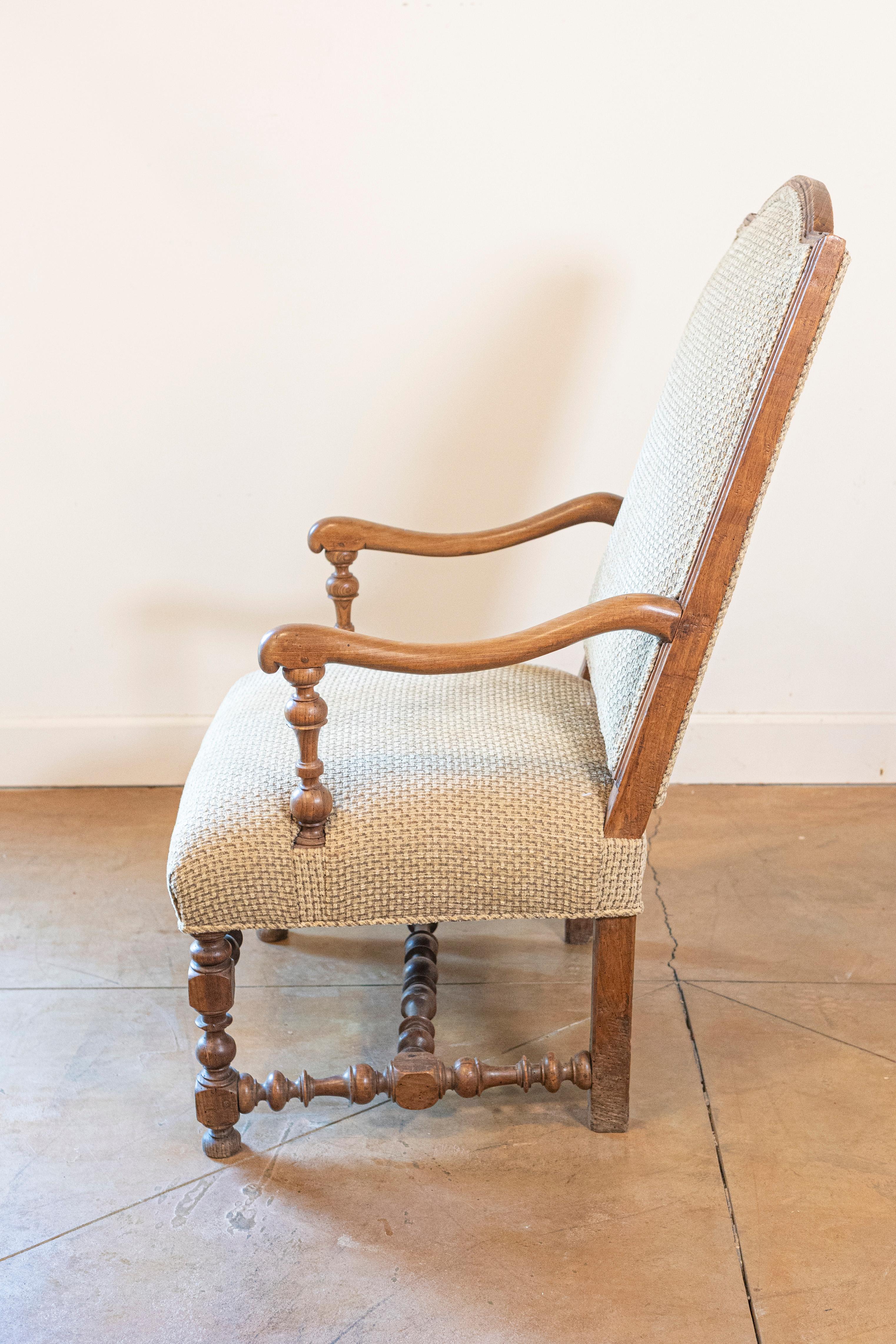 Sillón francés de nogal estilo Luis XIII del siglo XIX con base torneada Francés en venta