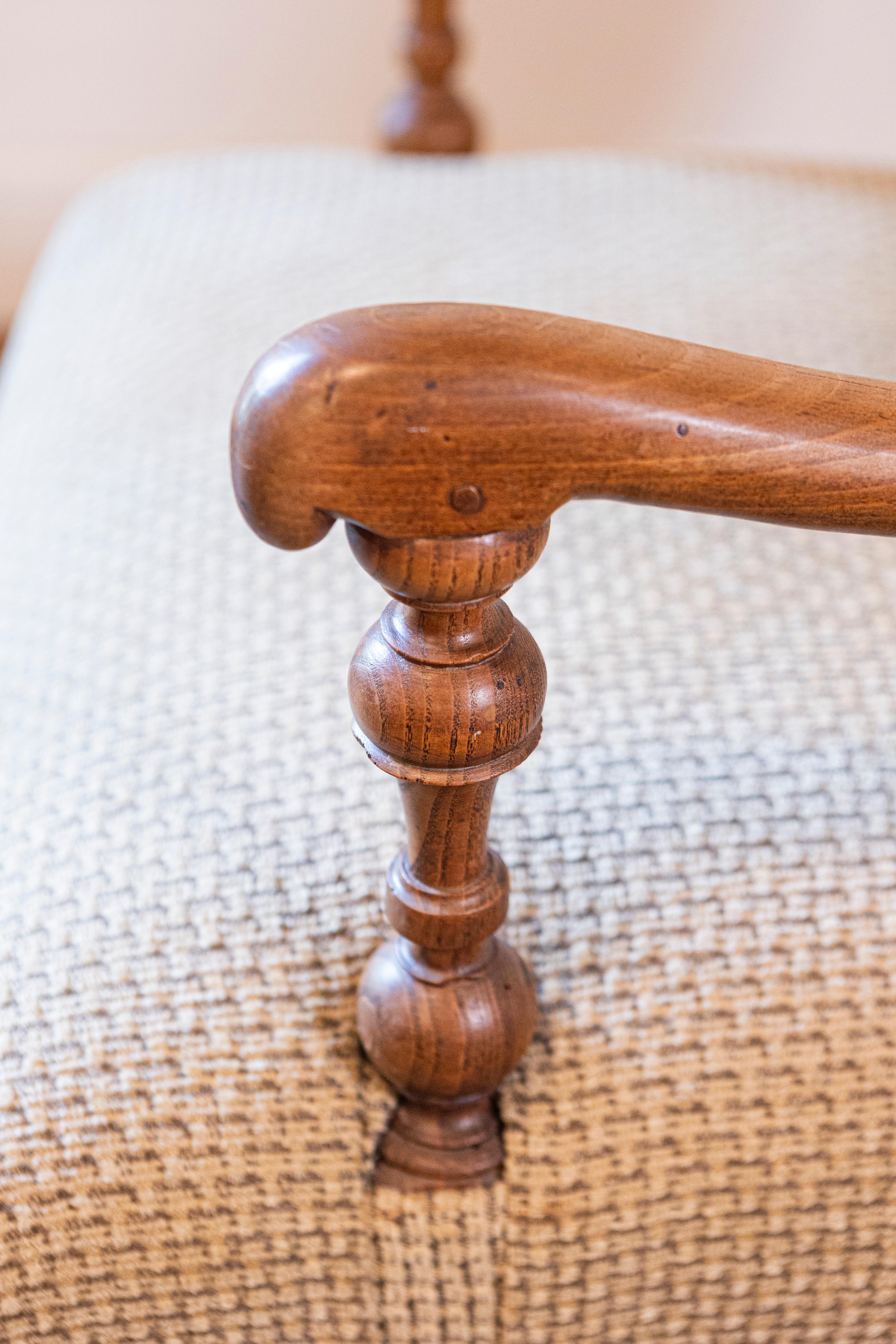 Sillón francés de nogal estilo Luis XIII del siglo XIX con base torneada Tapicería en venta