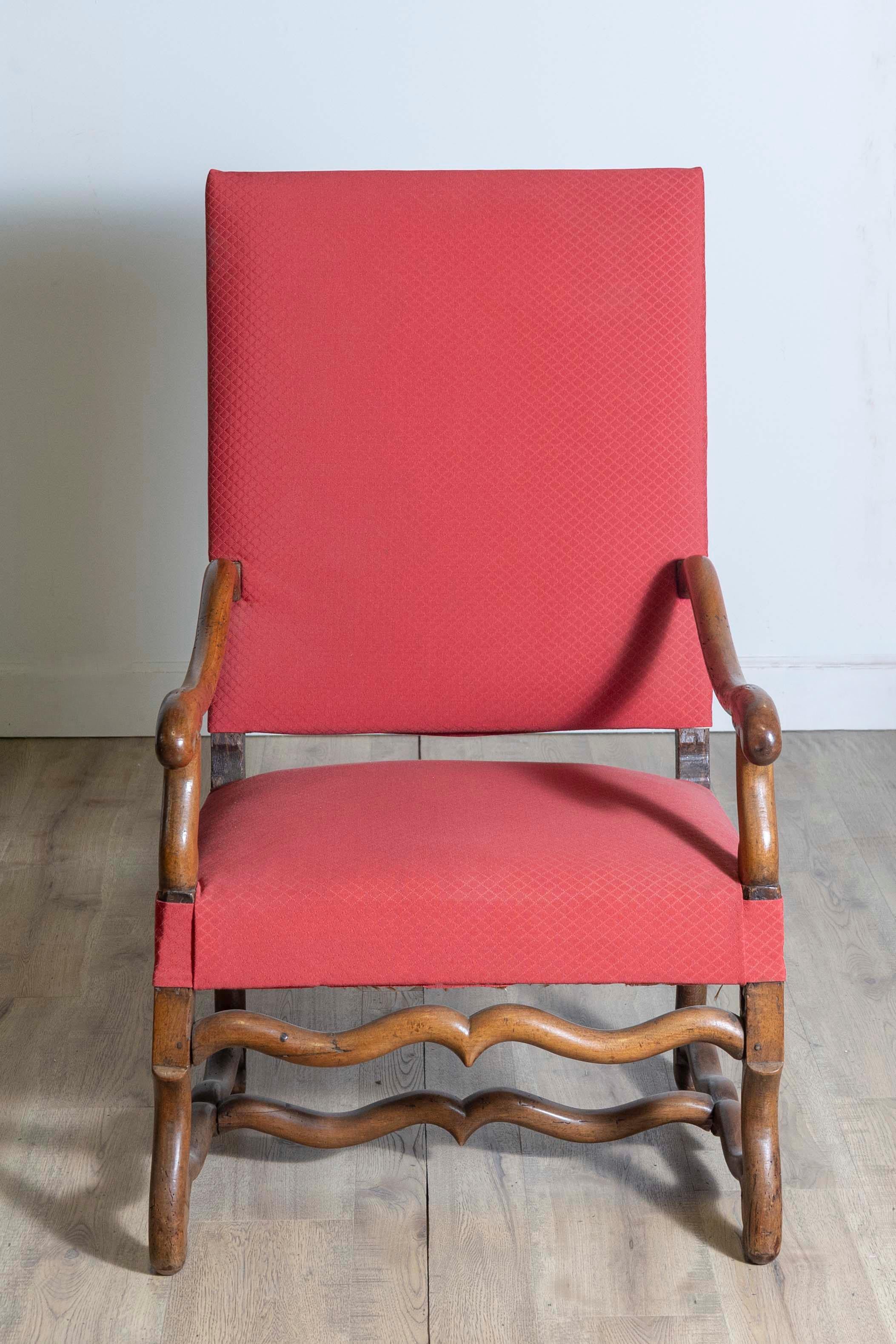 Fauteuil francés de nogal del siglo XIX, estilo Luis XIII, con base de Os de Mouton Francés en venta