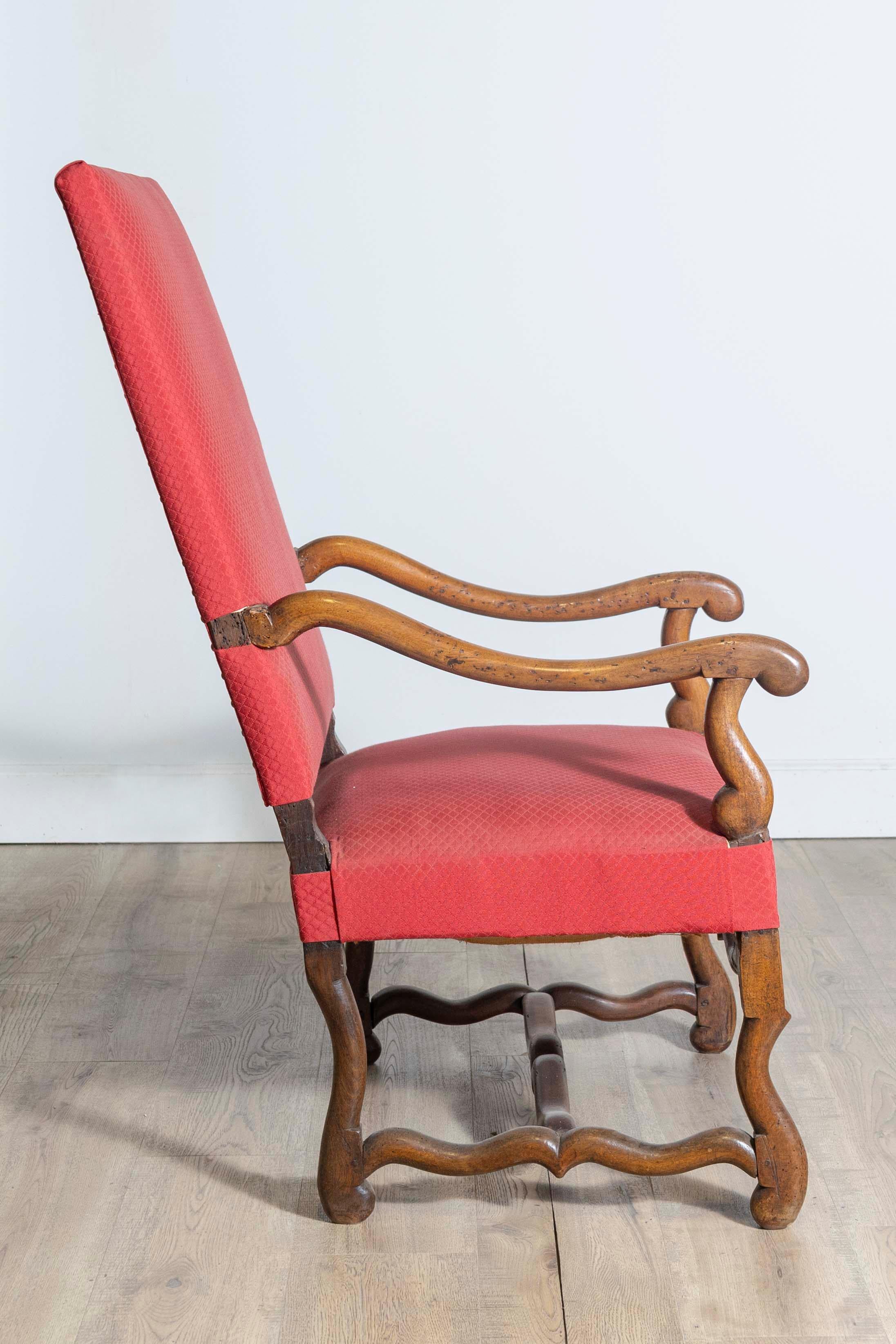 Fauteuil francés de nogal del siglo XIX, estilo Luis XIII, con base de Os de Mouton Tallado en venta