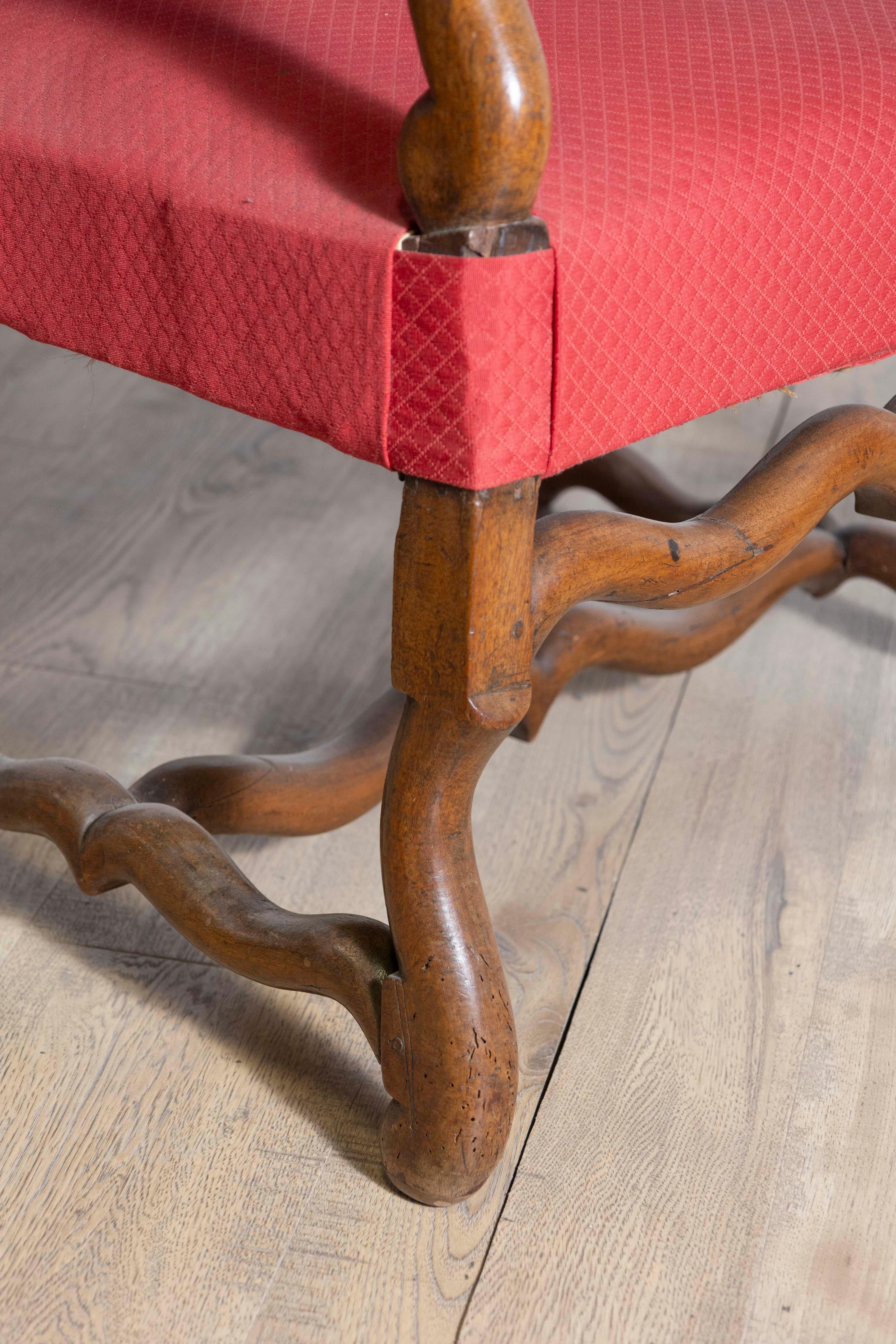 Fauteuil francés de nogal del siglo XIX, estilo Luis XIII, con base de Os de Mouton Tapicería en venta