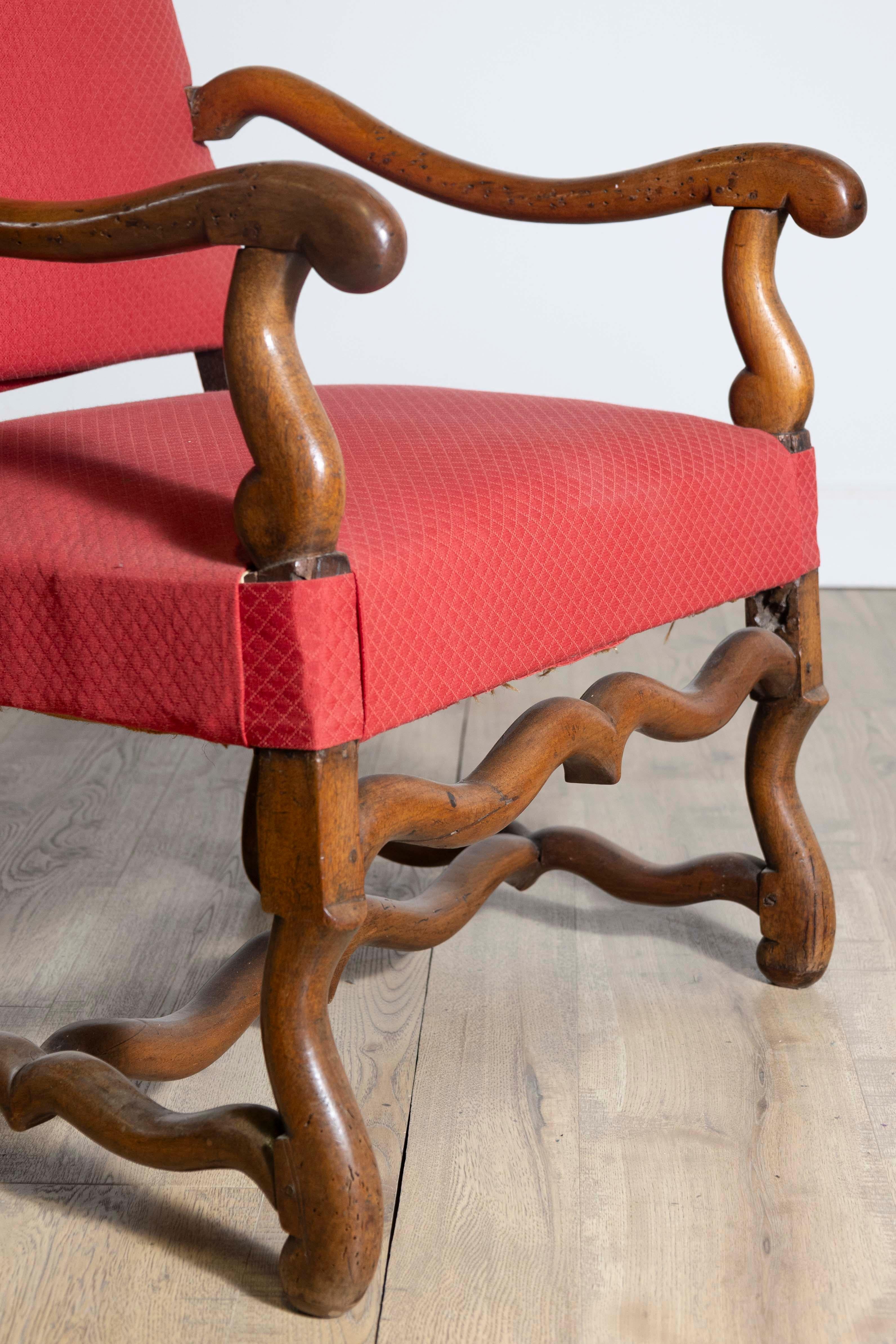 Fauteuil francés de nogal del siglo XIX, estilo Luis XIII, con base de Os de Mouton en venta 1