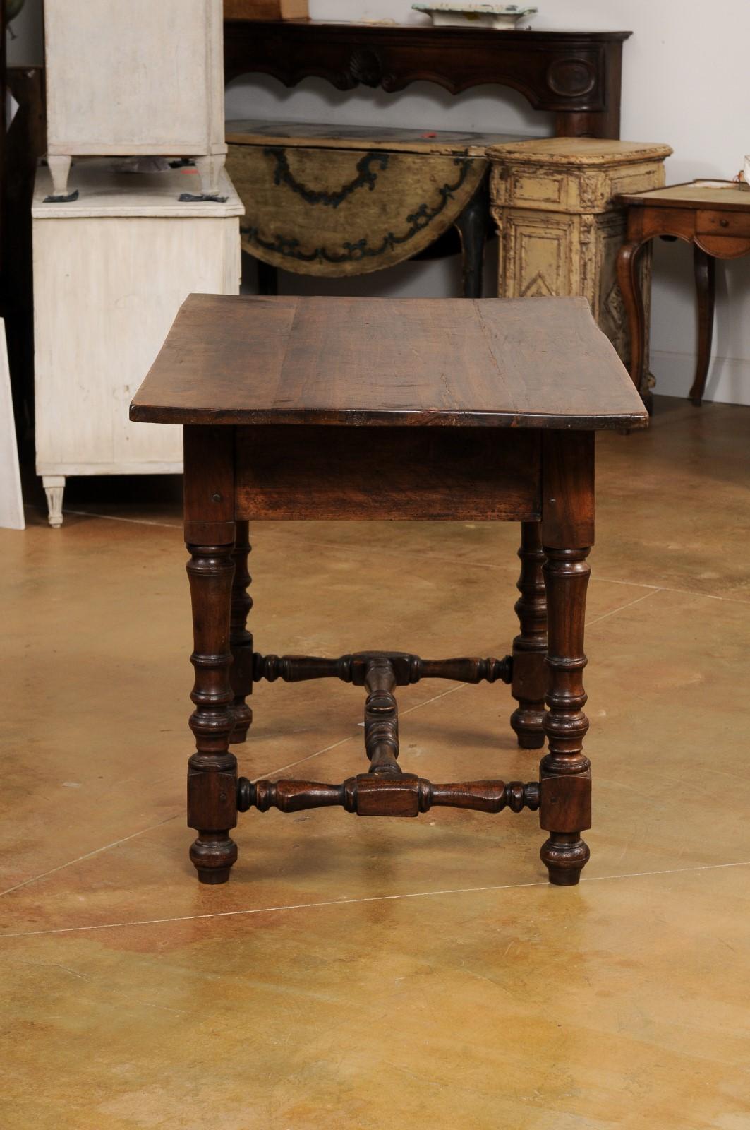 Französischer Tisch aus Nussbaumholz im Louis-XIII-Stil des 19. Jahrhunderts mit gedrechselten Beinen und Stretcher im Angebot 1