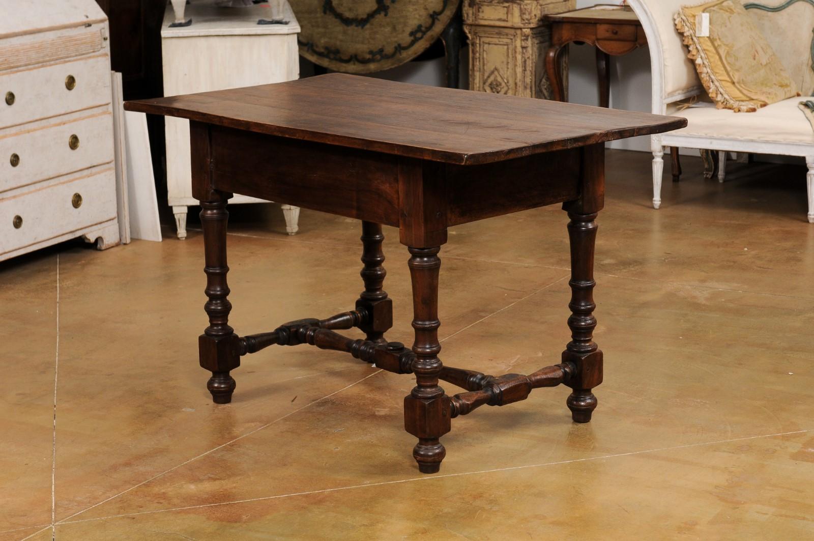 Französischer Tisch aus Nussbaumholz im Louis-XIII-Stil des 19. Jahrhunderts mit gedrechselten Beinen und Stretcher im Angebot 2