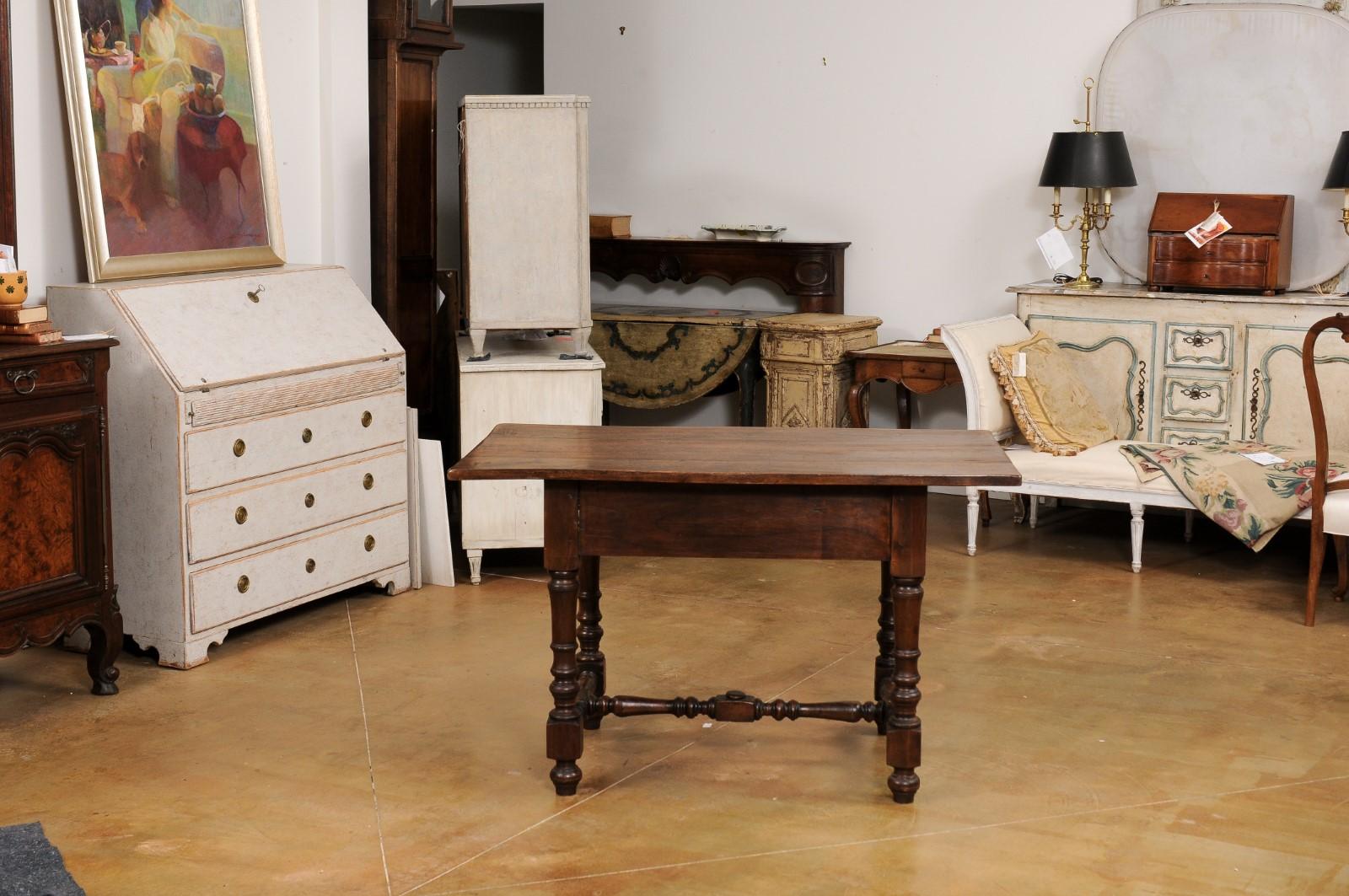 Französischer Tisch aus Nussbaumholz im Louis-XIII-Stil des 19. Jahrhunderts mit gedrechselten Beinen und Stretcher im Angebot 3