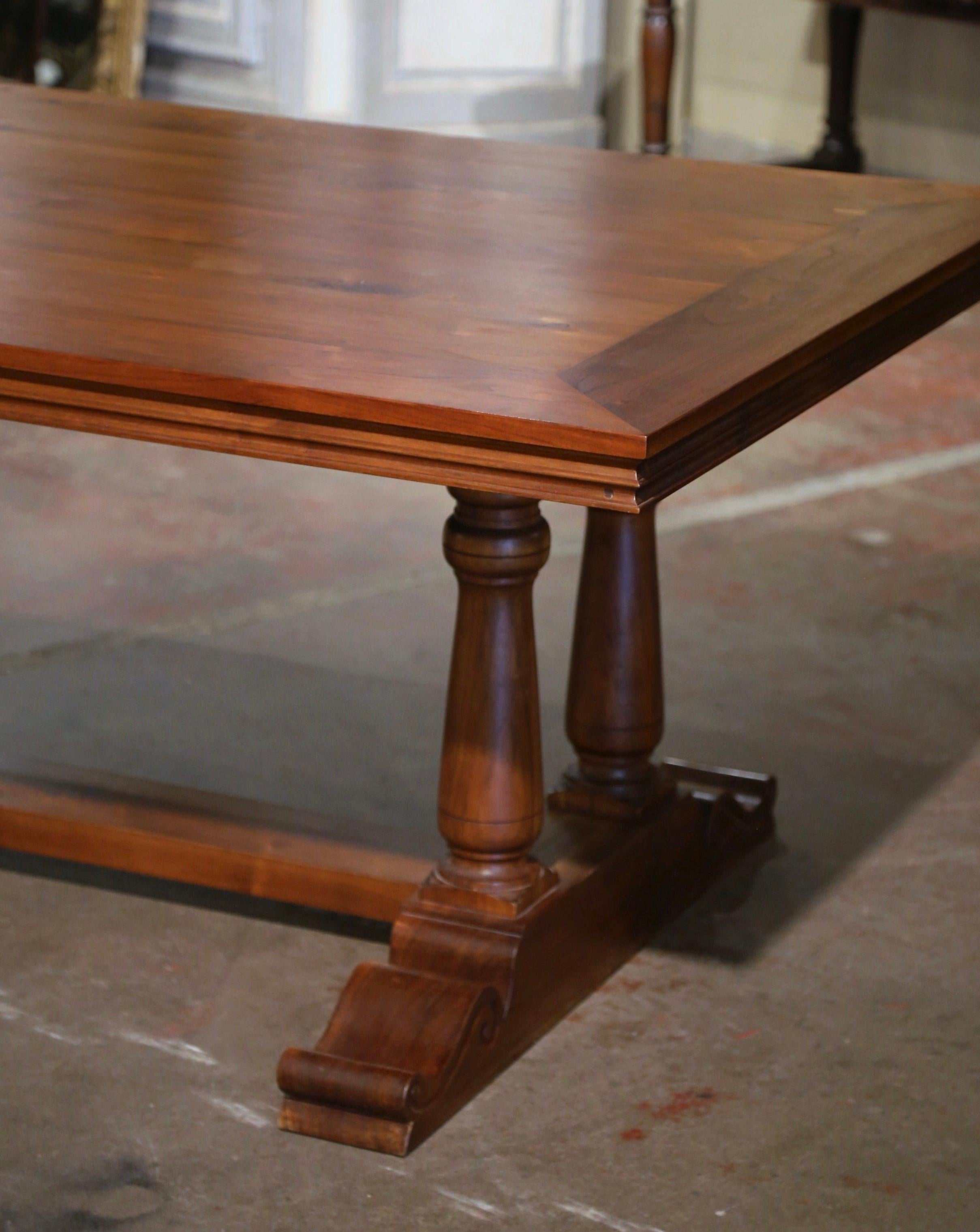 Mesa de caballete de monasterio francesa de nogal tallado estilo Luis XIII Tallado a mano en venta