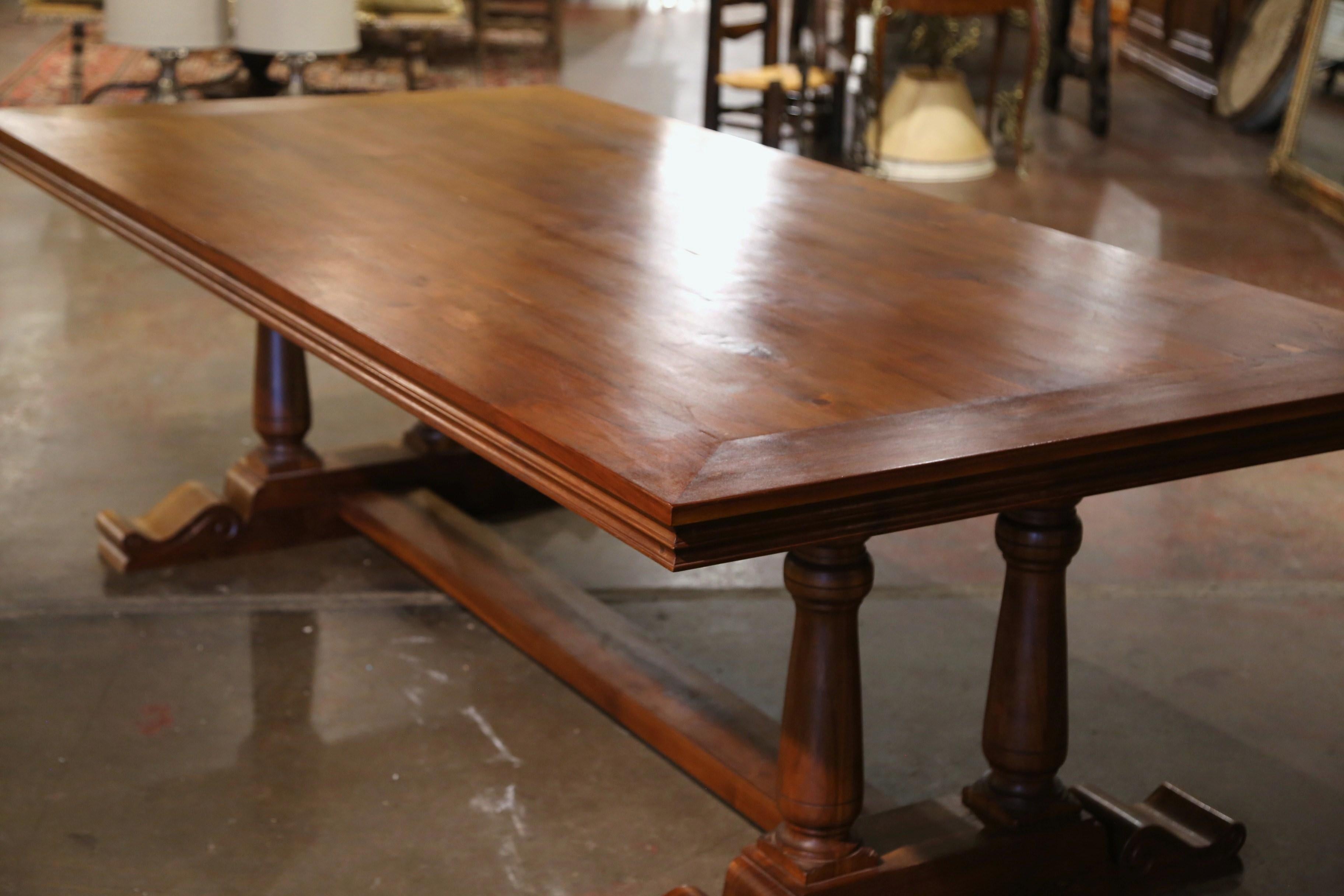 Mesa de caballete de monasterio francesa de nogal tallado estilo Luis XIII siglo XX en venta