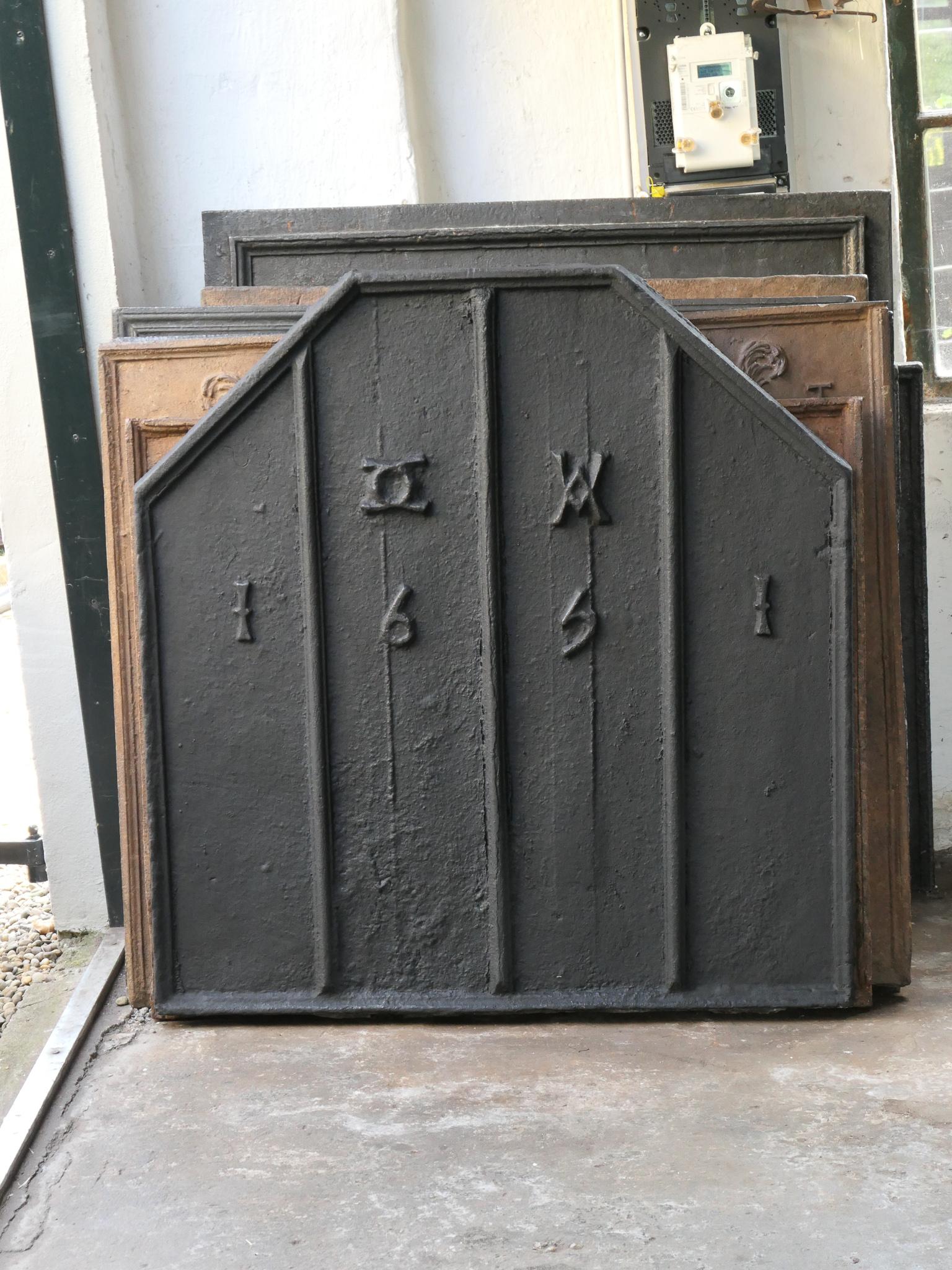 Late 19th or early 20th century French Louis XIII style fireback with an unknown coat of arms. The fireback is made of cast iron and has a black patina. The condition is good, no cracks.

All our products that weigh 66 kg / 146 lbs or more are