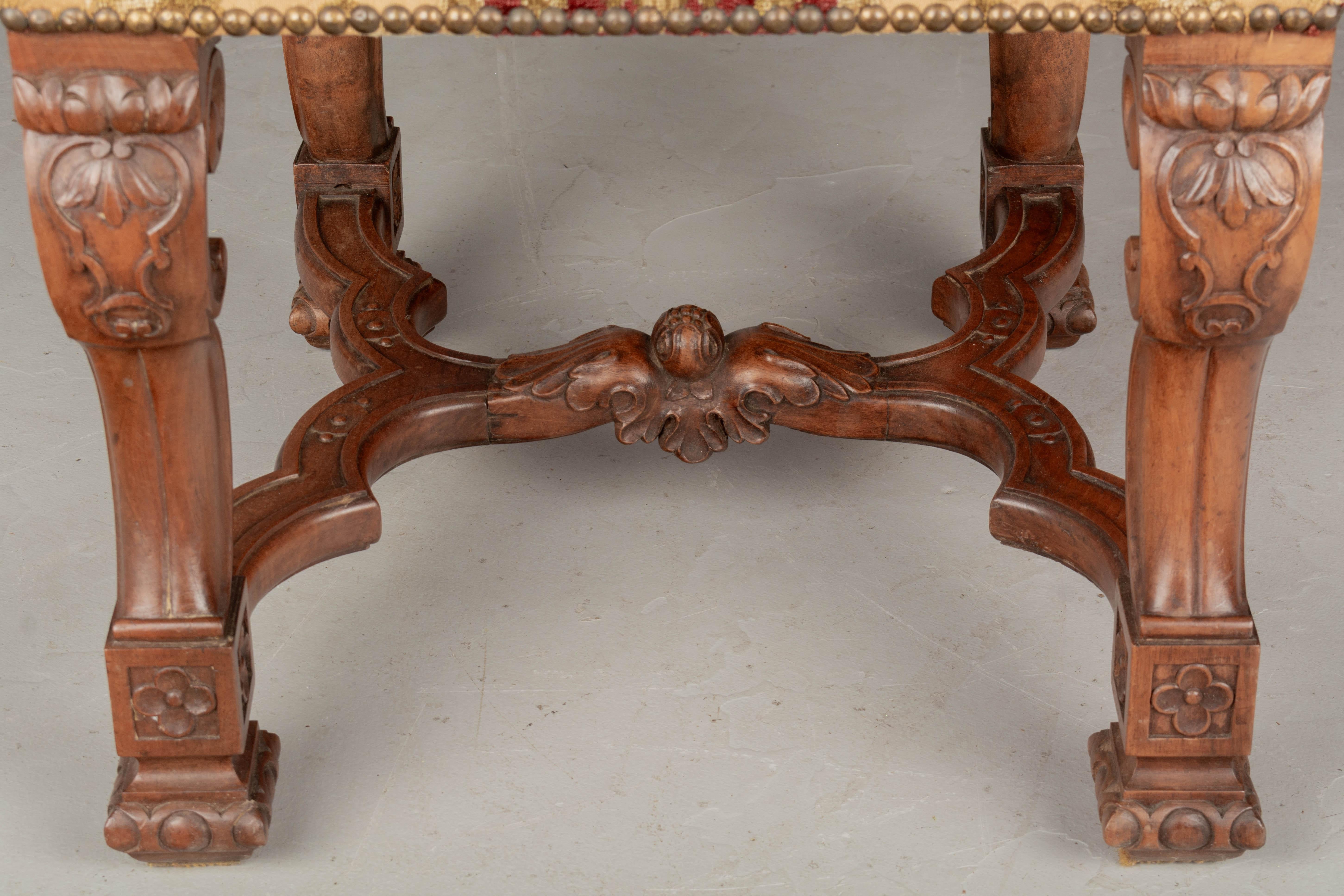 Chaises de salle à manger françaises de style Louis XIII, lot de 8 en vente 6