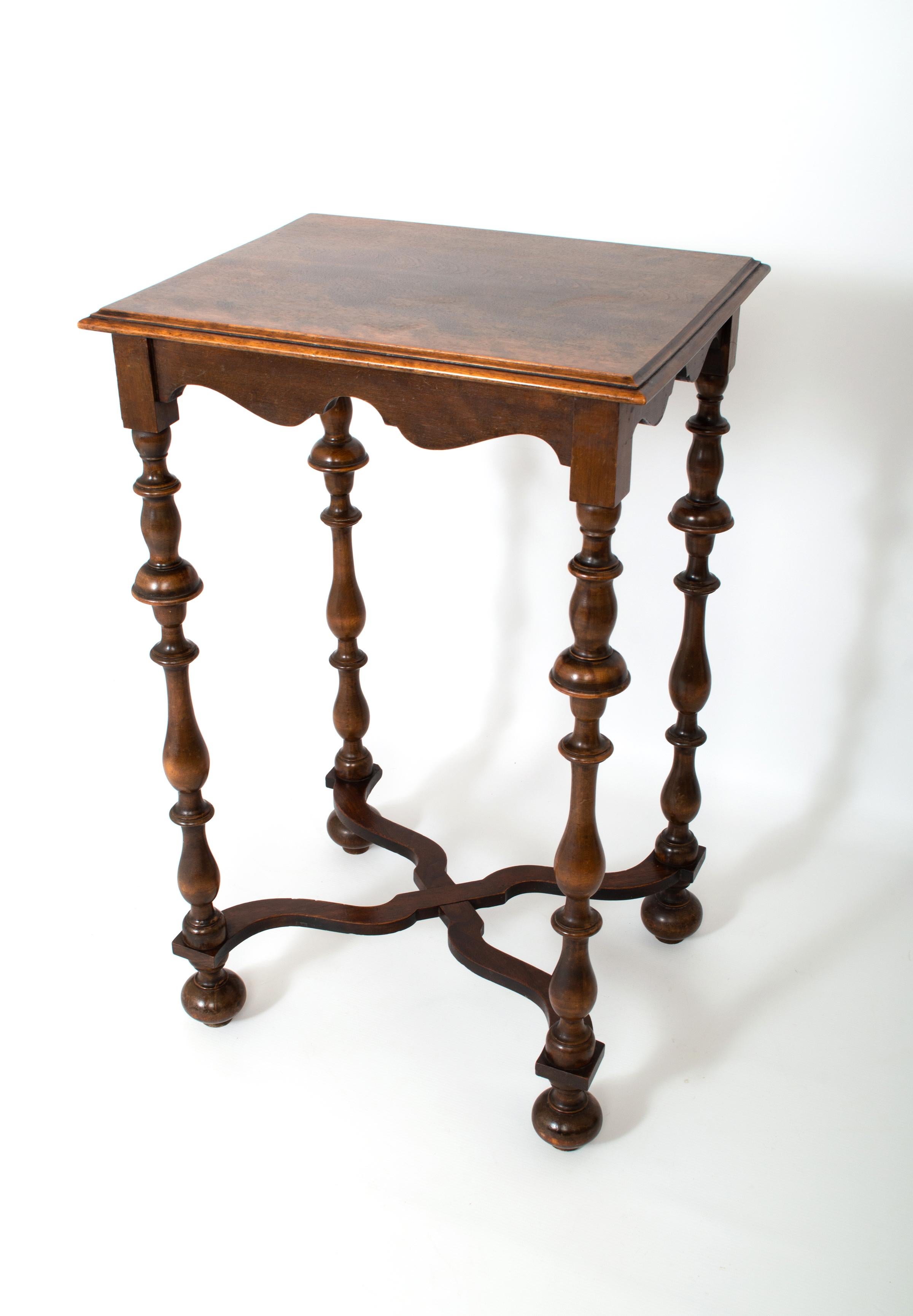 Table d'appoint française de style Louis XIII C.1900.
Construit en bois fruitier massif.
En excellent état vintage proportionnel à l'âge.