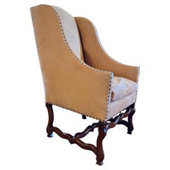 Poltrona francese in stile Luigi XIII Os de Mouton con rivestimento in pelle scamosciata e rifiniture con testa di chiodo