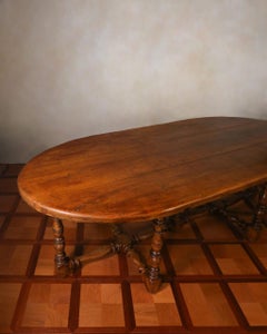 Ovaler Esstisch aus Nussbaumholz im französischen Louis-XIII-Stil