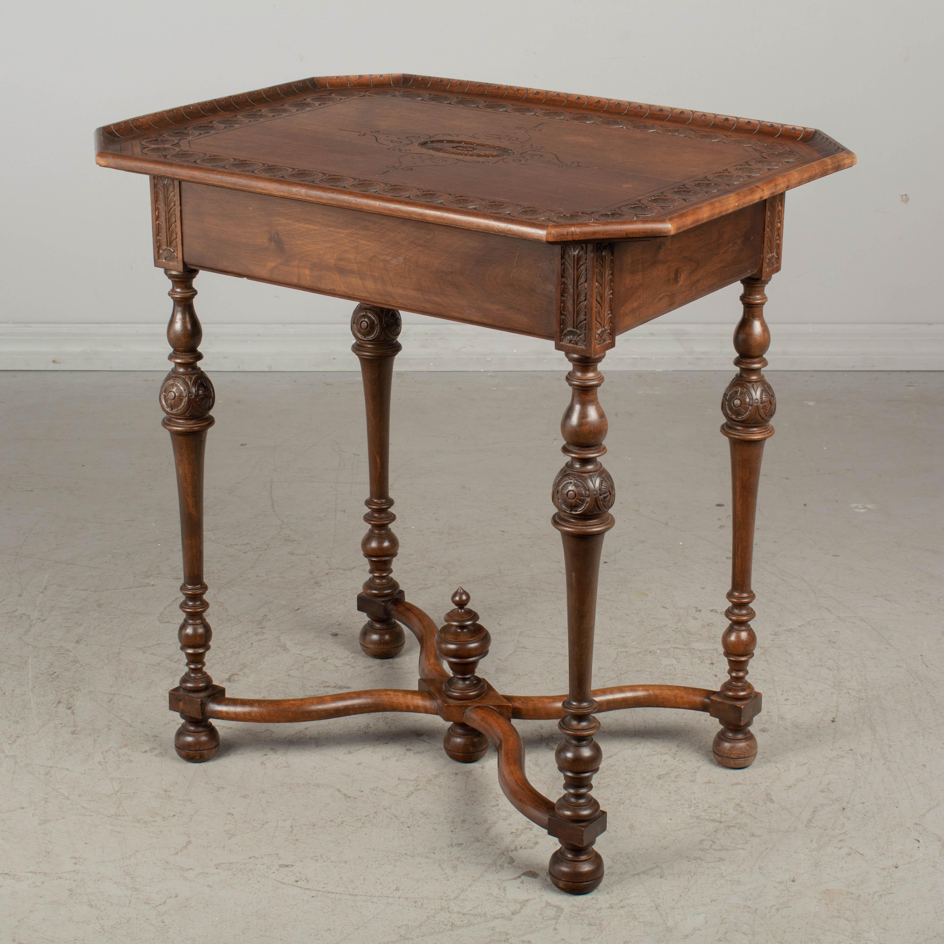 French Louis XVIII Style Walnut Side Table In Good Condition For Sale In Winter Park, FL