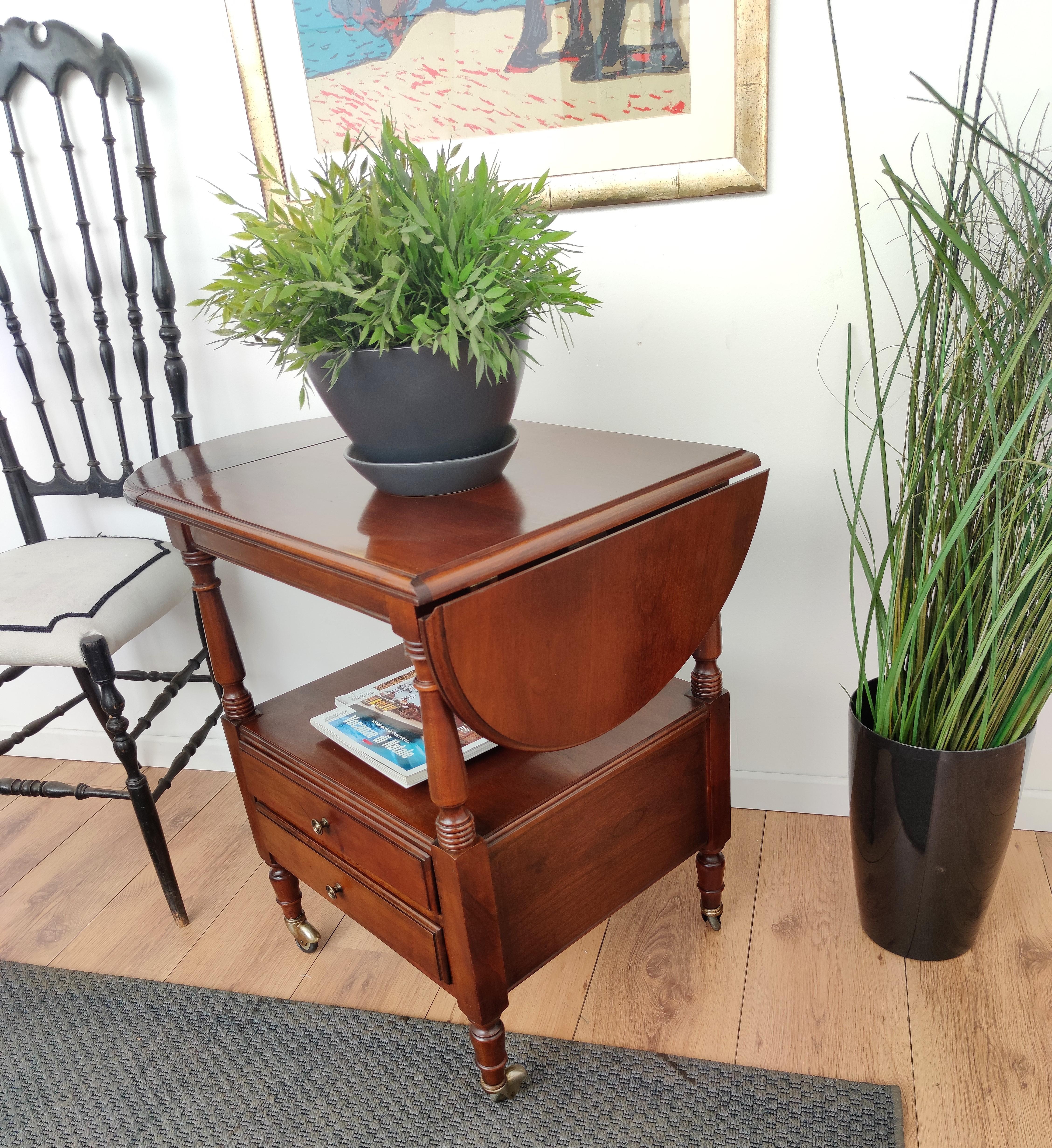 French Louis XIII Style Walnut Two-Tier Folding Side Table In Good Condition For Sale In Carimate, Como