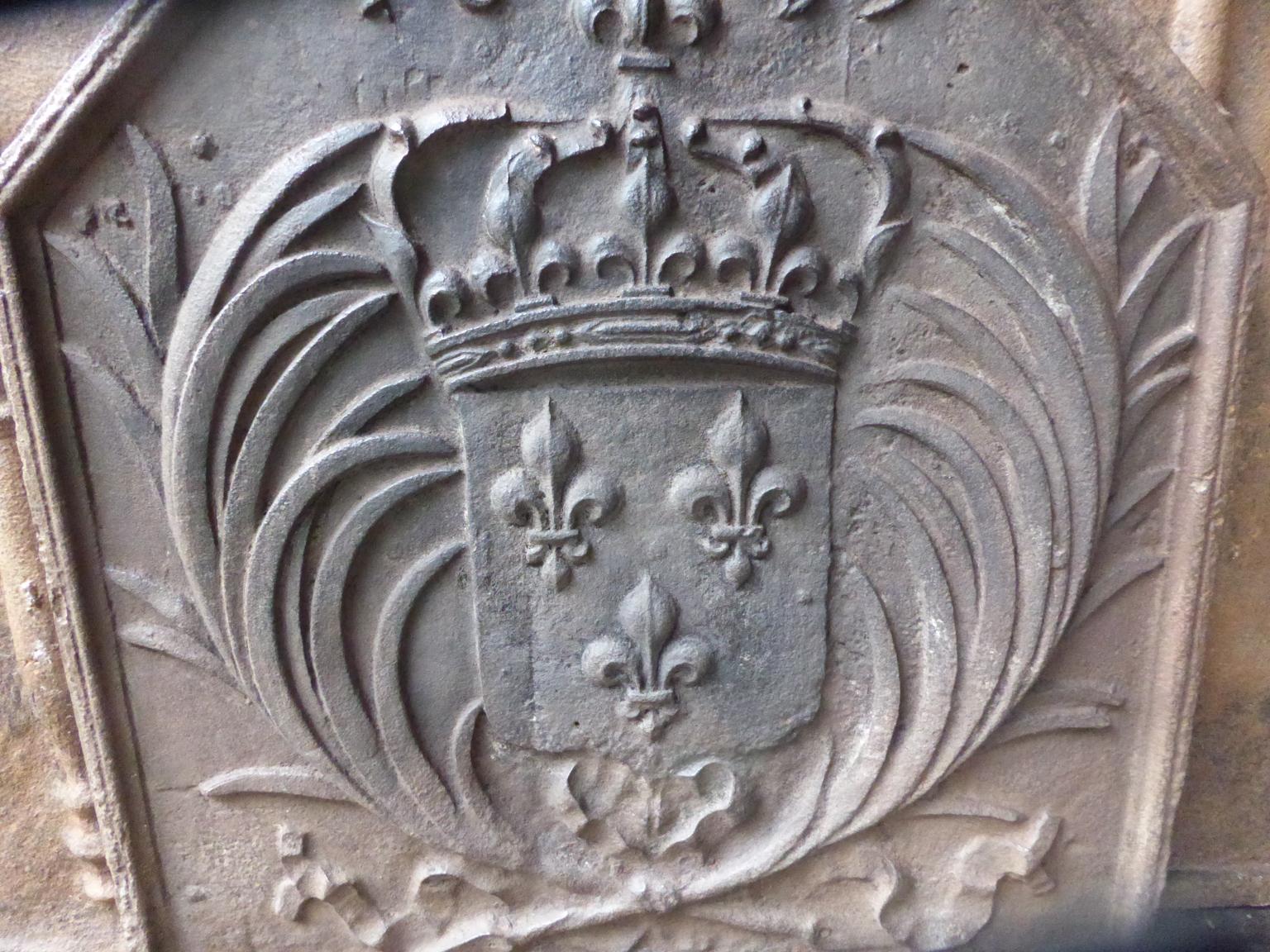 French Louis XIV 'Arms of France' Fireback, 17th Century In Good Condition In Amerongen, NL