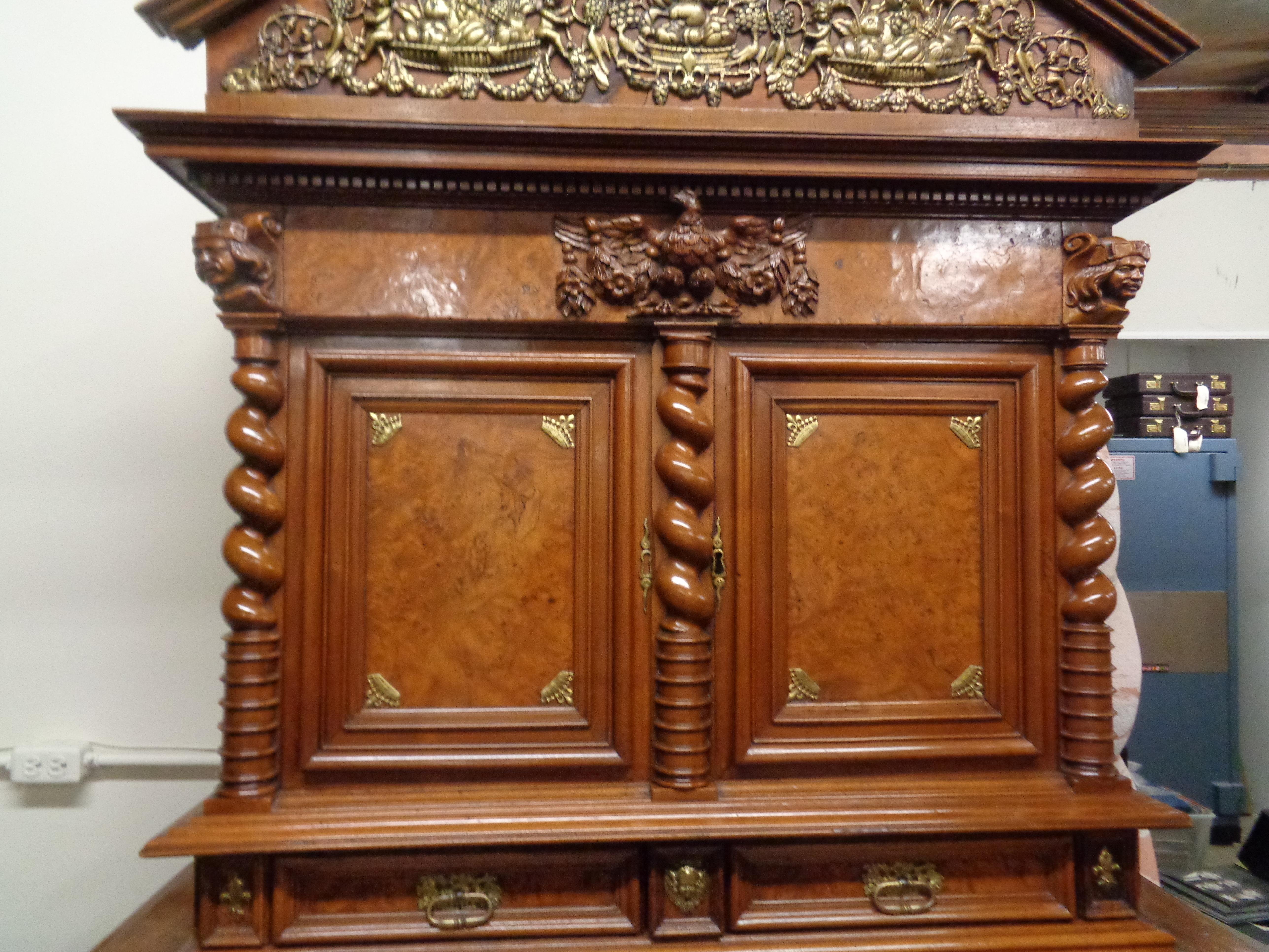 French Louis XIV Buffet Deux Corps in Walnut and Burled Elm, circa 1670 In Excellent Condition For Sale In West Hollywood, CA