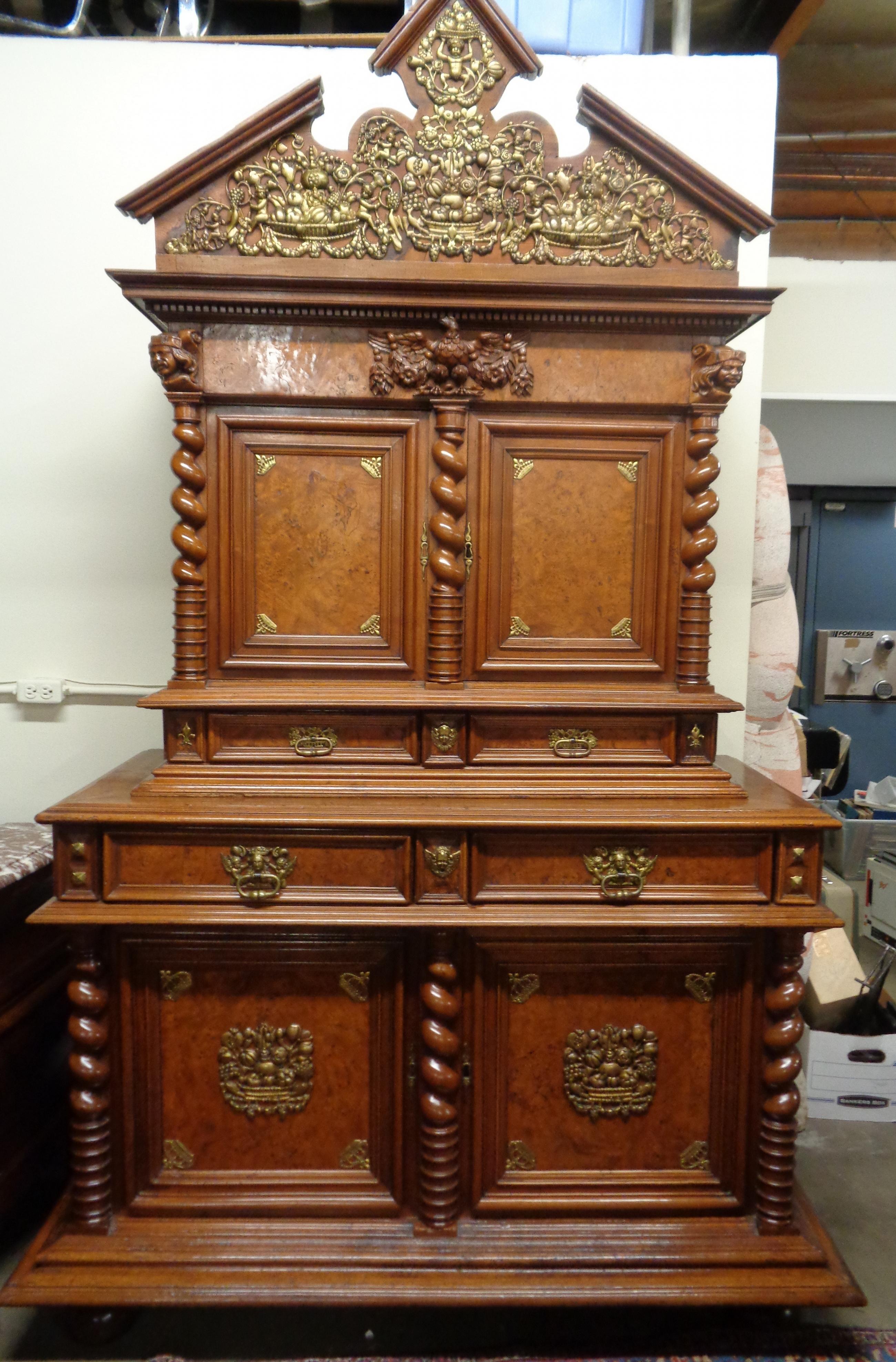 French Louis XIV Buffet Deux Corps in Walnut and Burled Elm, circa 1670 For Sale 4