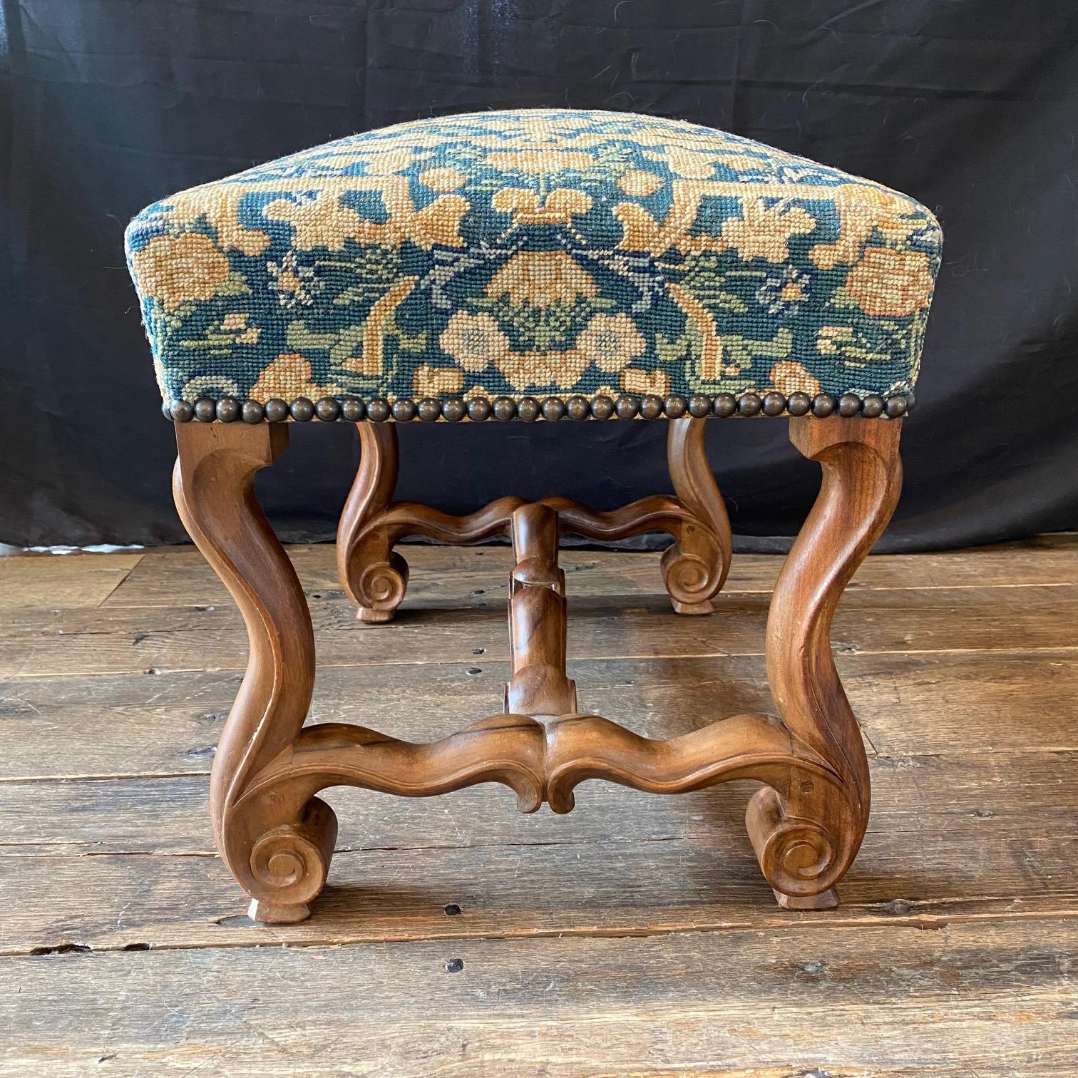 Panca ottomana francese in legno di noce intagliato Luigi XIV con splendida tappezzeria ad arazzo in vendita 4