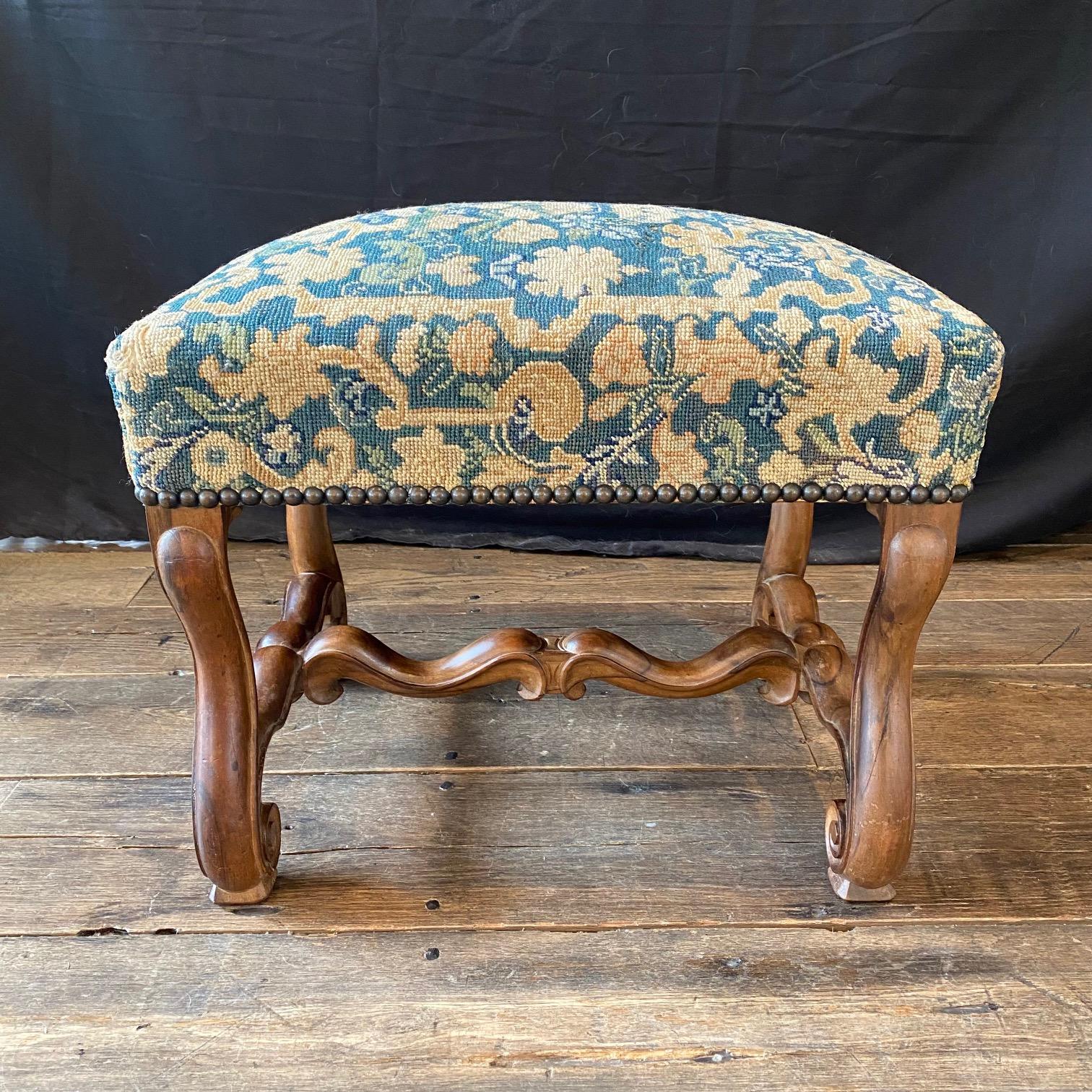 Francese Panca ottomana francese in legno di noce intagliato Luigi XIV con splendida tappezzeria ad arazzo in vendita