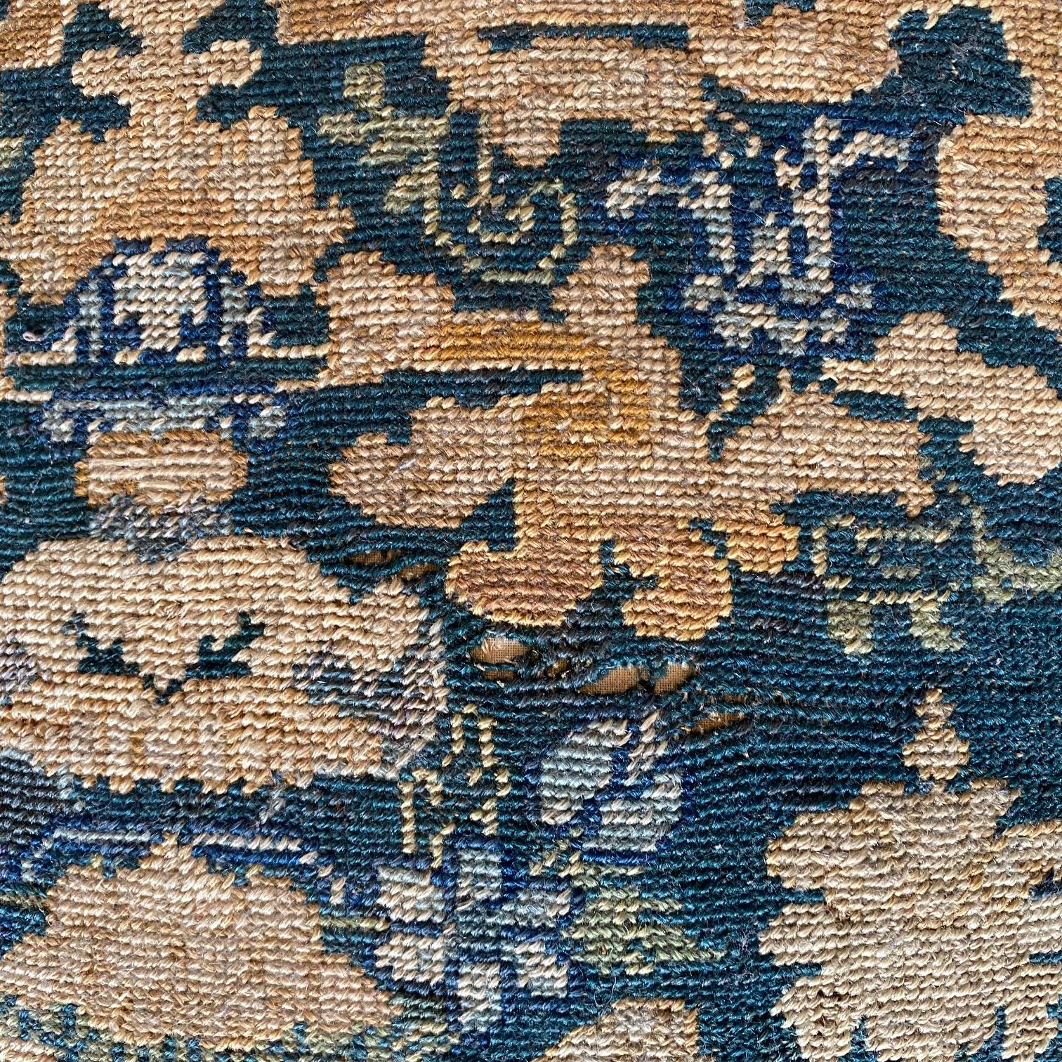 Panca ottomana francese in legno di noce intagliato Luigi XIV con splendida tappezzeria ad arazzo In condizioni buone in vendita a Hopewell, NJ