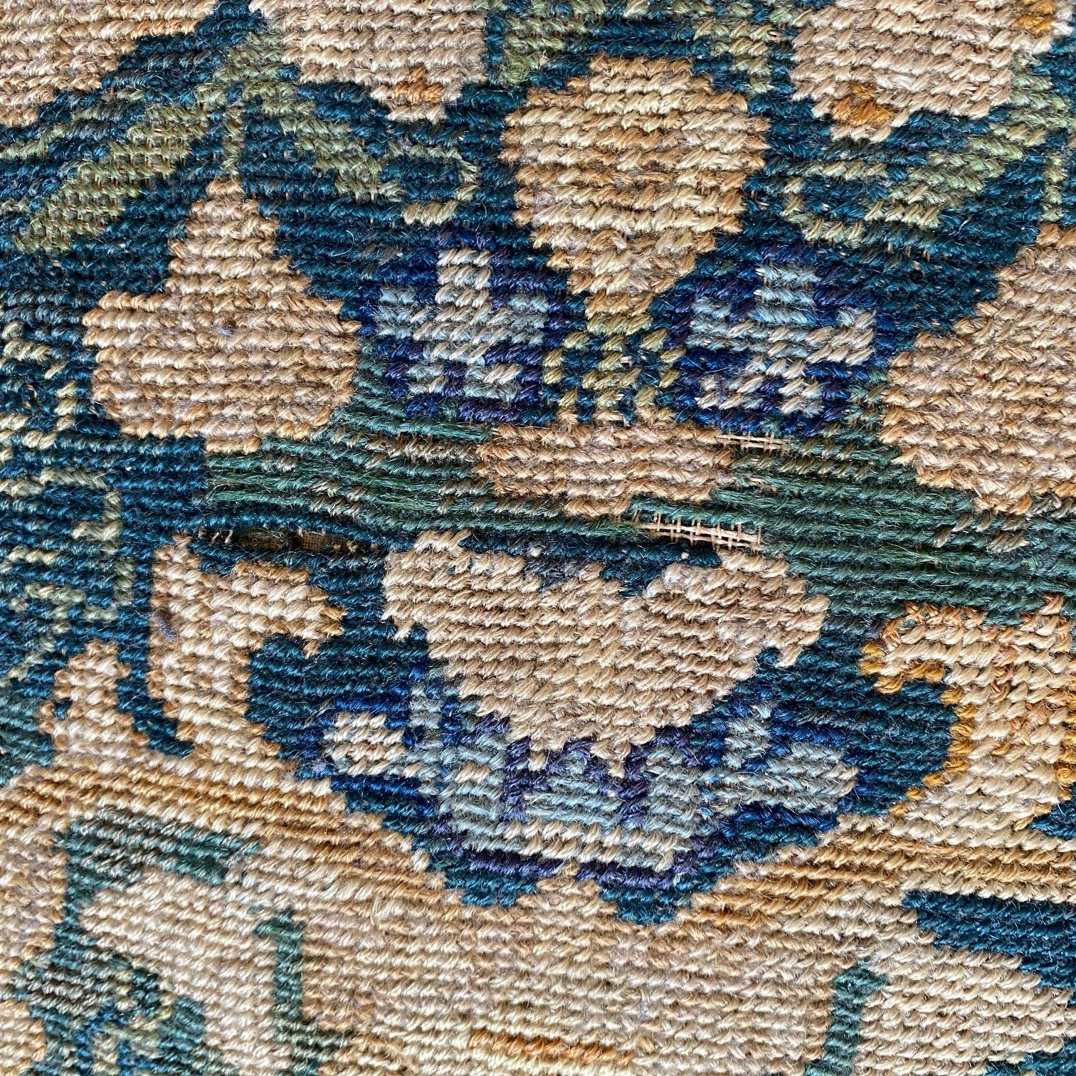 XIX secolo Panca ottomana francese in legno di noce intagliato Luigi XIV con splendida tappezzeria ad arazzo in vendita