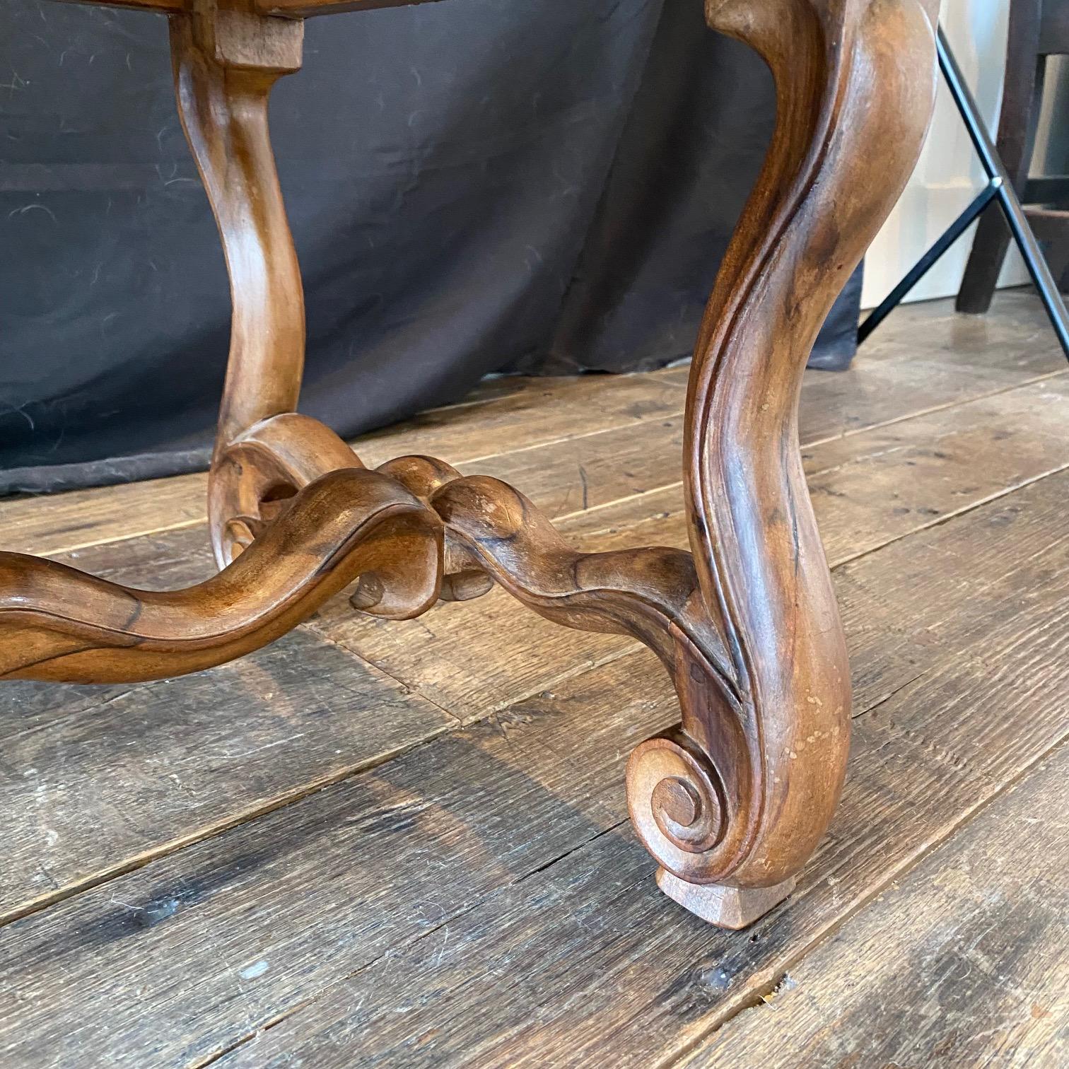 Panca ottomana francese in legno di noce intagliato Luigi XIV con splendida tappezzeria ad arazzo in vendita 2