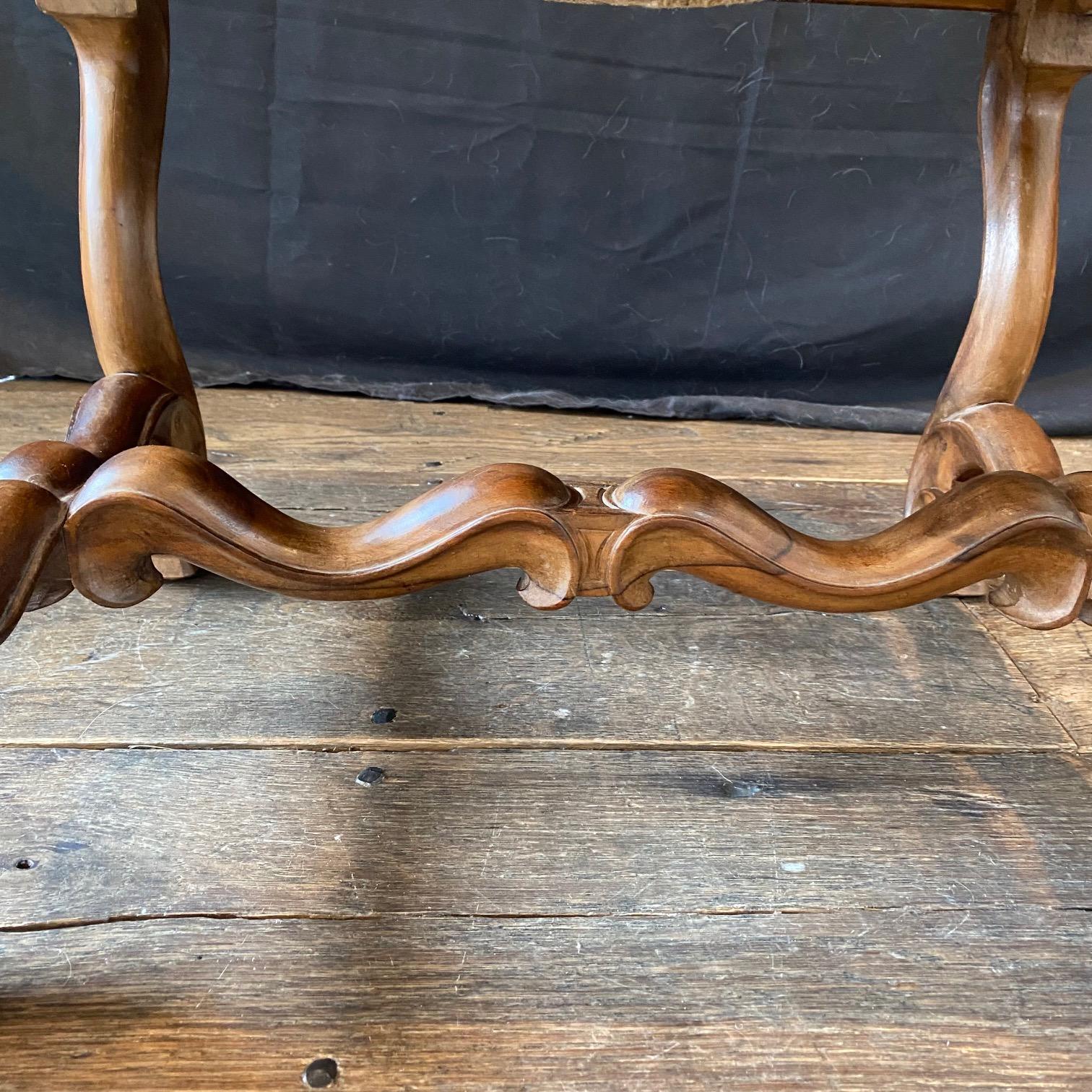 Panca ottomana francese in legno di noce intagliato Luigi XIV con splendida tappezzeria ad arazzo in vendita 3