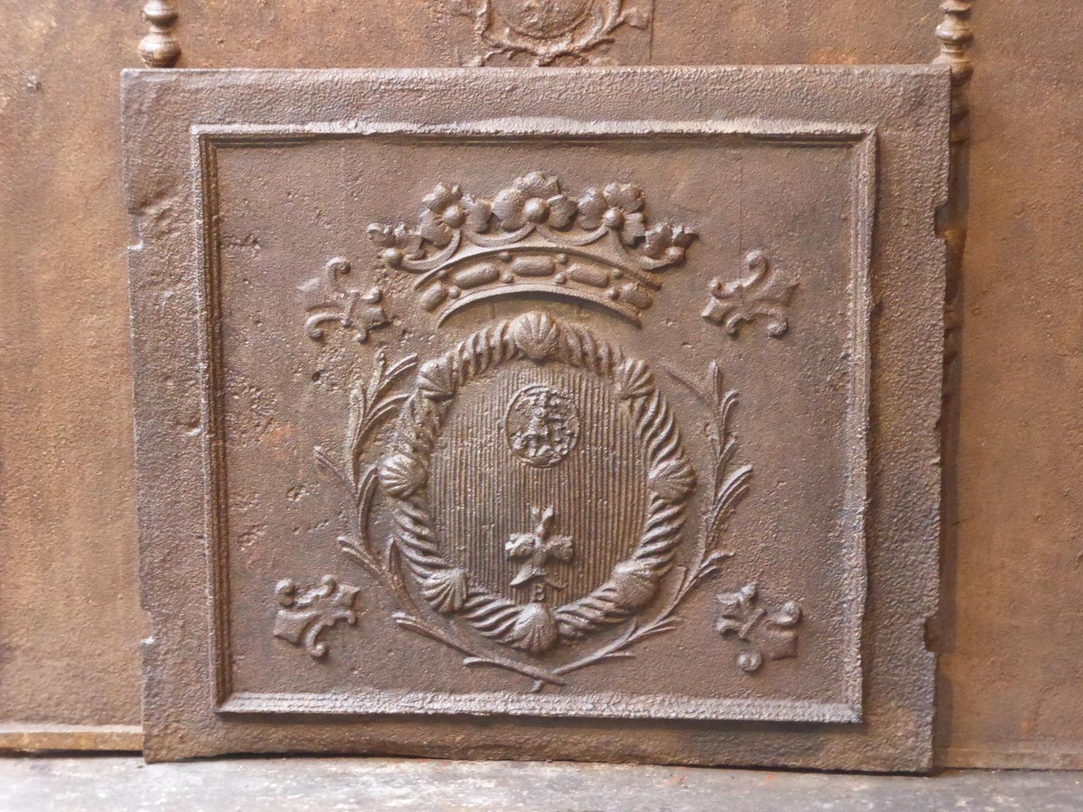 Magnificent 17th-18th century French Louis XIV fireback with an unknown coat of arms. The fireback is made of cast iron and has a natural brown patina. Upon request it can be made black / pewter. The fireback is in a good condition and does not have