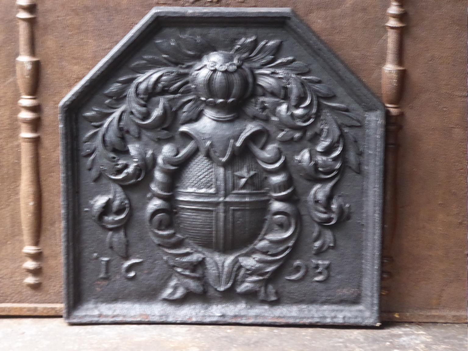 17th century French Louis XIV fireback with an unknown coat of arms. The fireback is made of cast iron and has black / pewter patina. It is in a good condition, especially considering its age.

This product weighs more than 65 kg / 143 lbs. All our