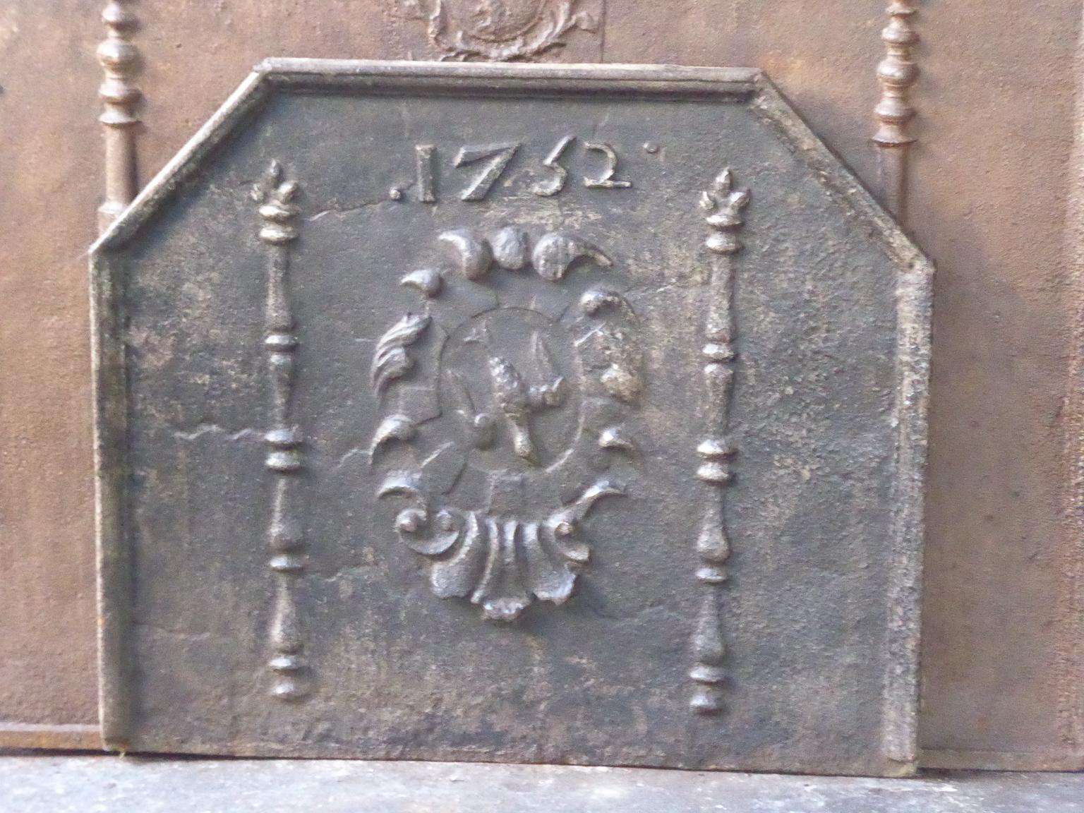 Beautiful, sturdy, heavy 18th century French Louis XIV fireback with an unknown coat of arms. The date of production, 1752, is also cast in the fireback. The fireback is made of cast iron and has a natural brown patina. Upon request it can be made