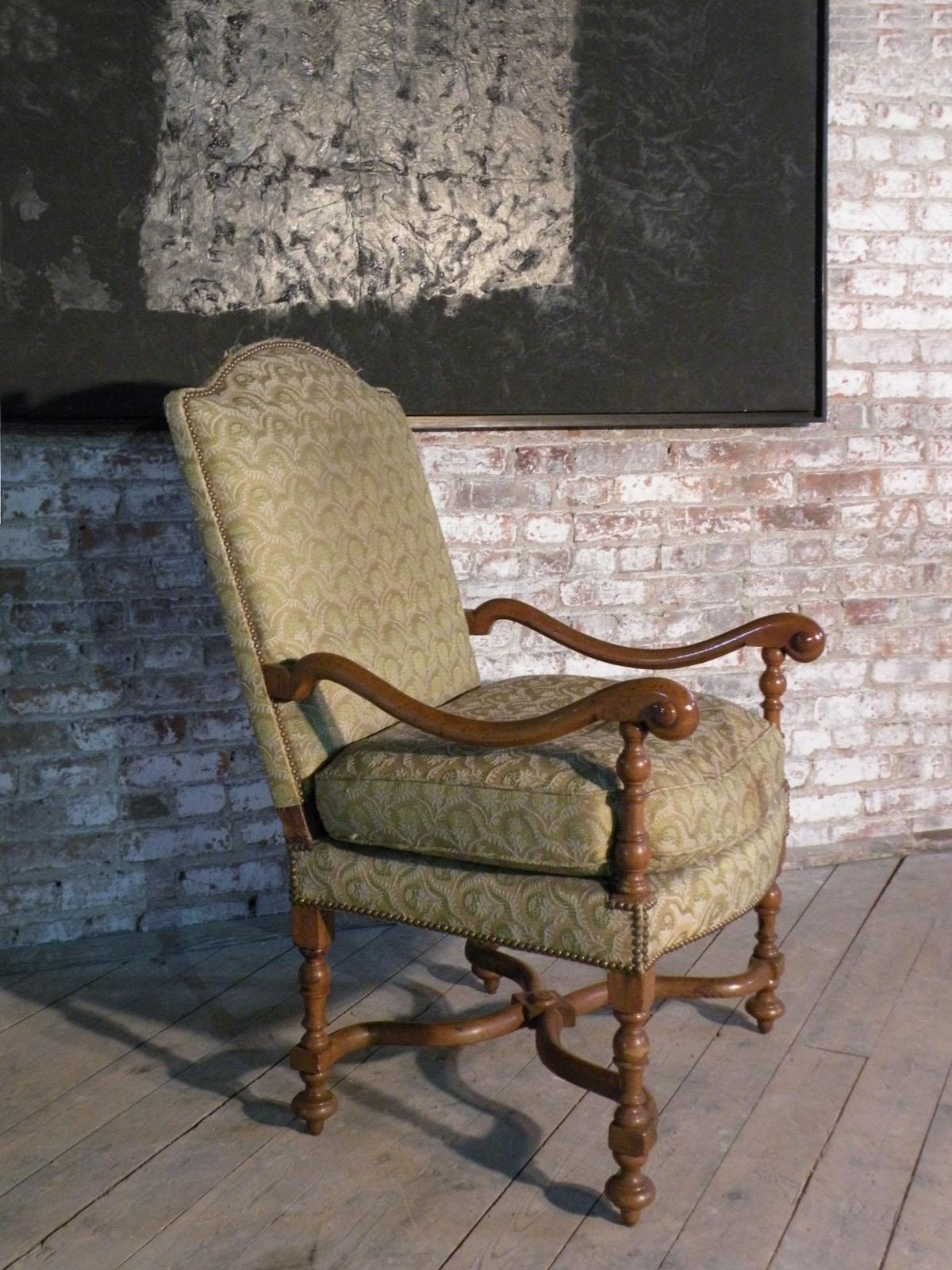 Turned French Louis XIV late 17th Century Beechwood Armchair For Sale