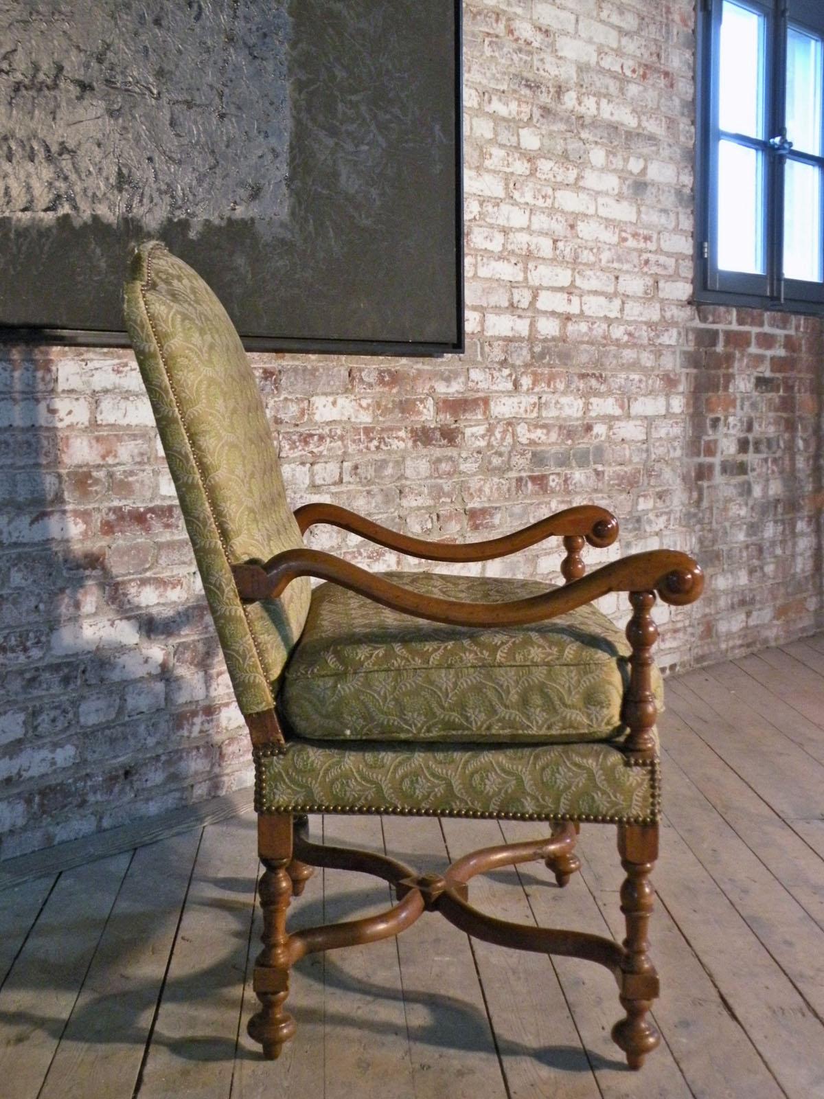 French Louis XIV late 17th Century Beechwood Armchair In Good Condition For Sale In Troy, NY