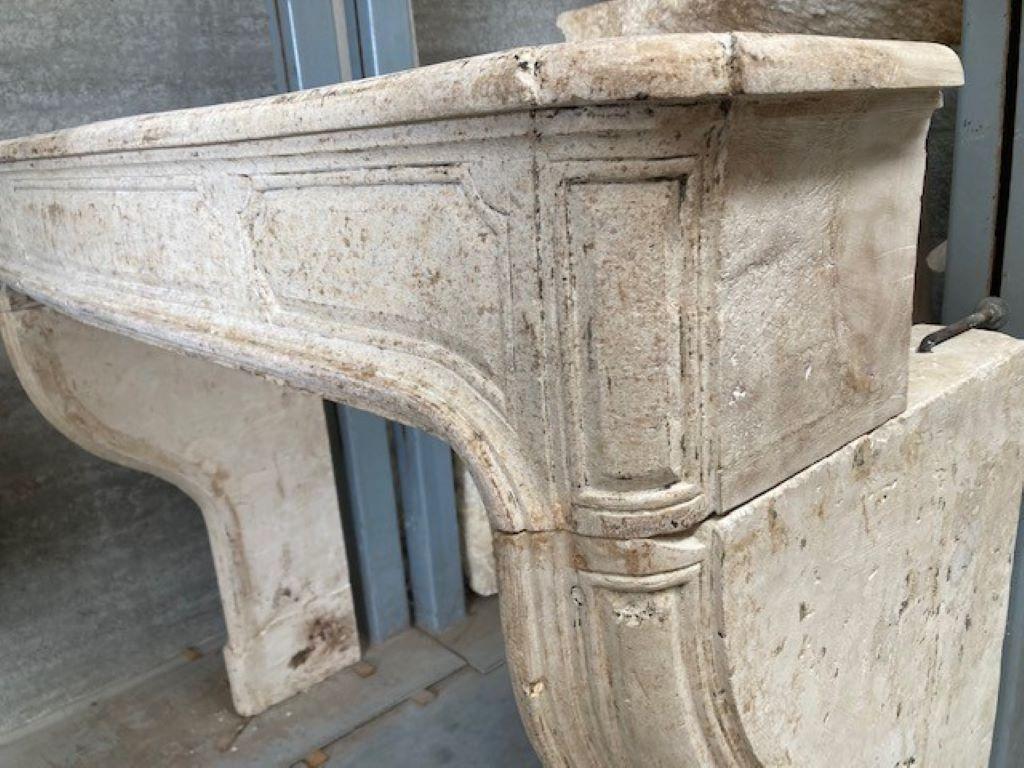 French Louis XIV Limestone Fireplace Mantel In Good Condition For Sale In Zedelgem, BE