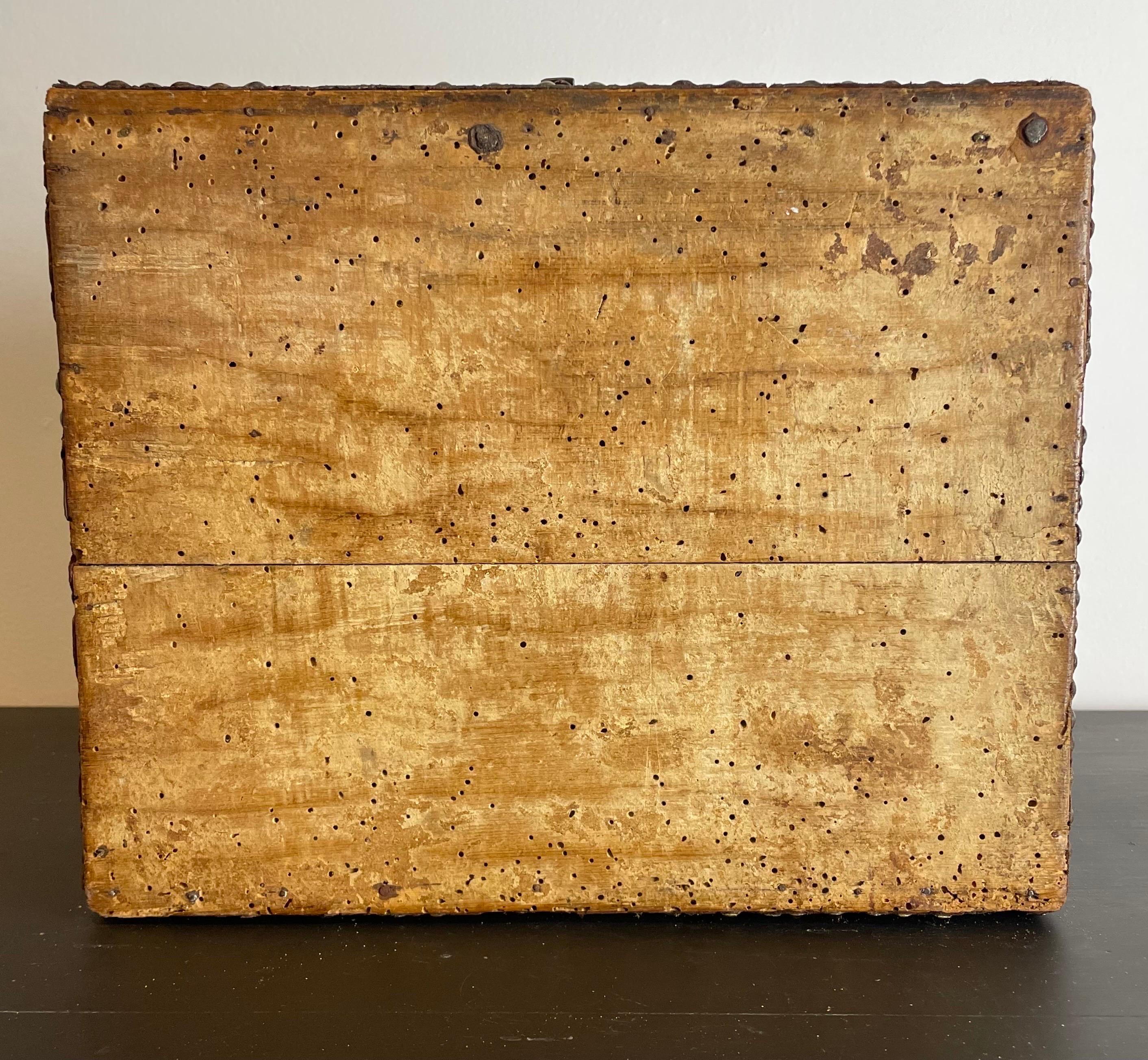 Französische Louis XIV.-Messengerschachtel aus Leder umwickeltem Holz – Frankreich – 17. 18. Jahrhundert im Angebot 13